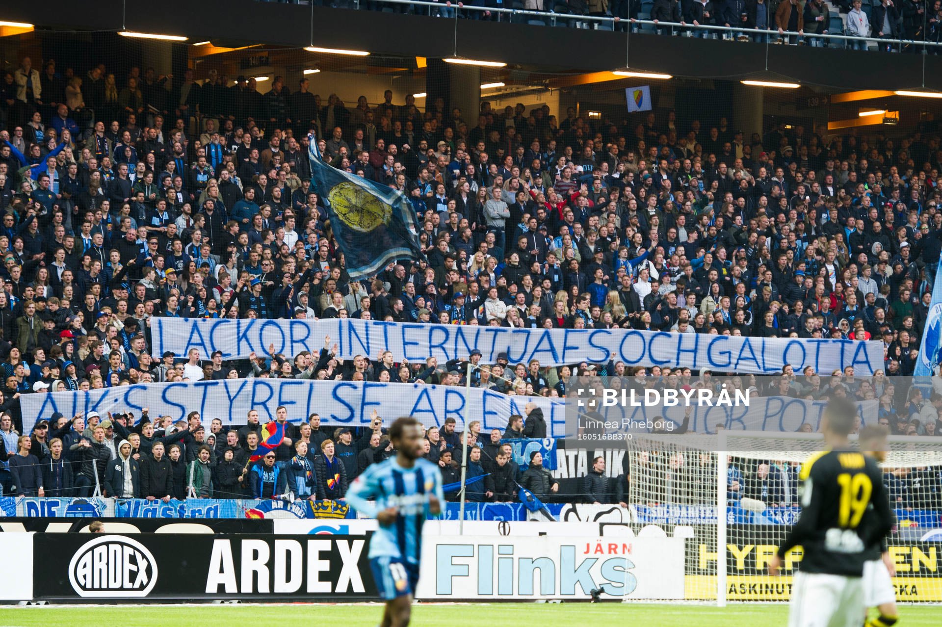 Djurgårdens fans håller upp en banderoll med texten