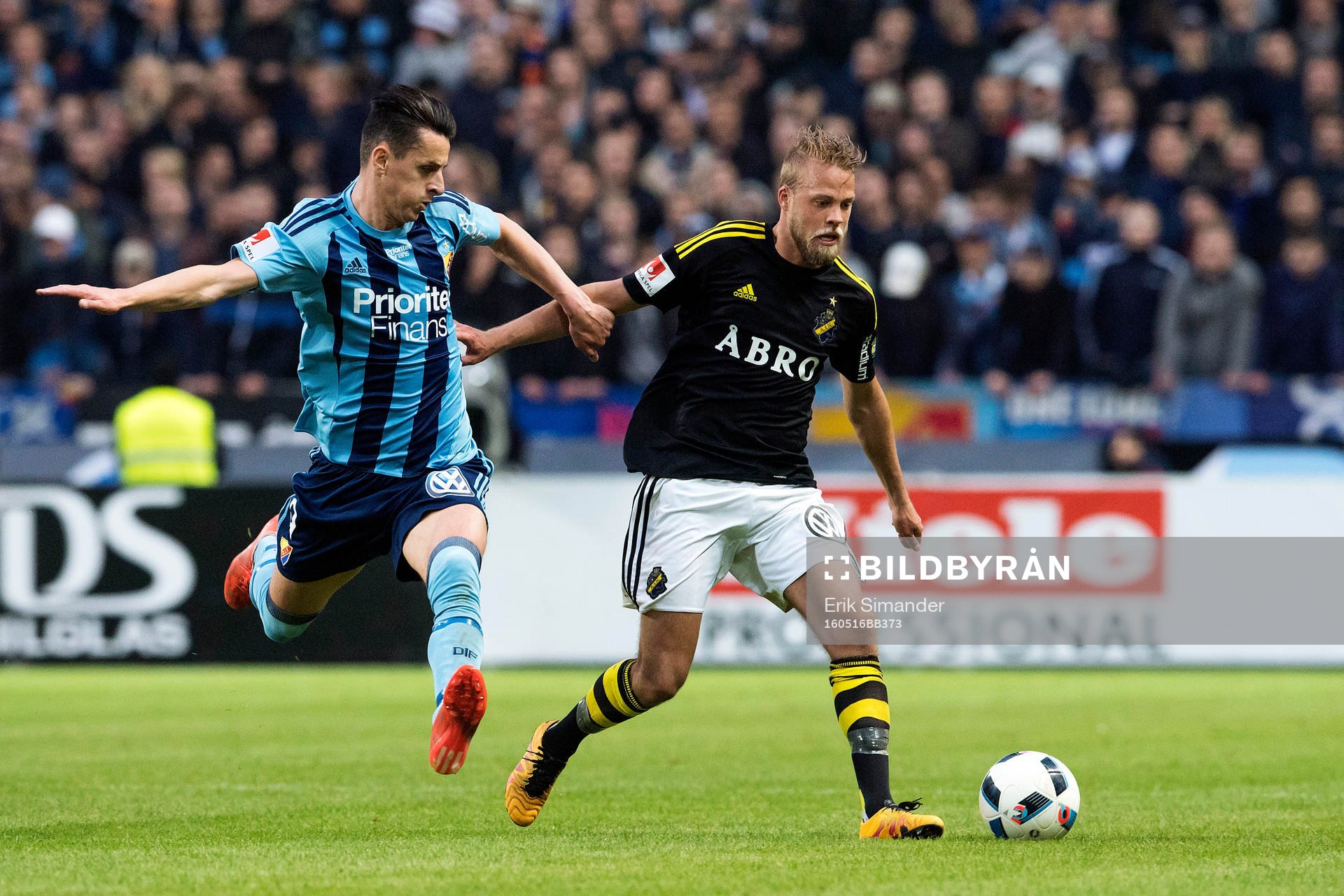 Djurgårdens Haris Radetinac och AIK:s Daniel Sundgren i en närkamp under fotbollsmatchen i Allsvenskan mellan AIK och Djurgården den 16 maj 2016 i Stockholm.
