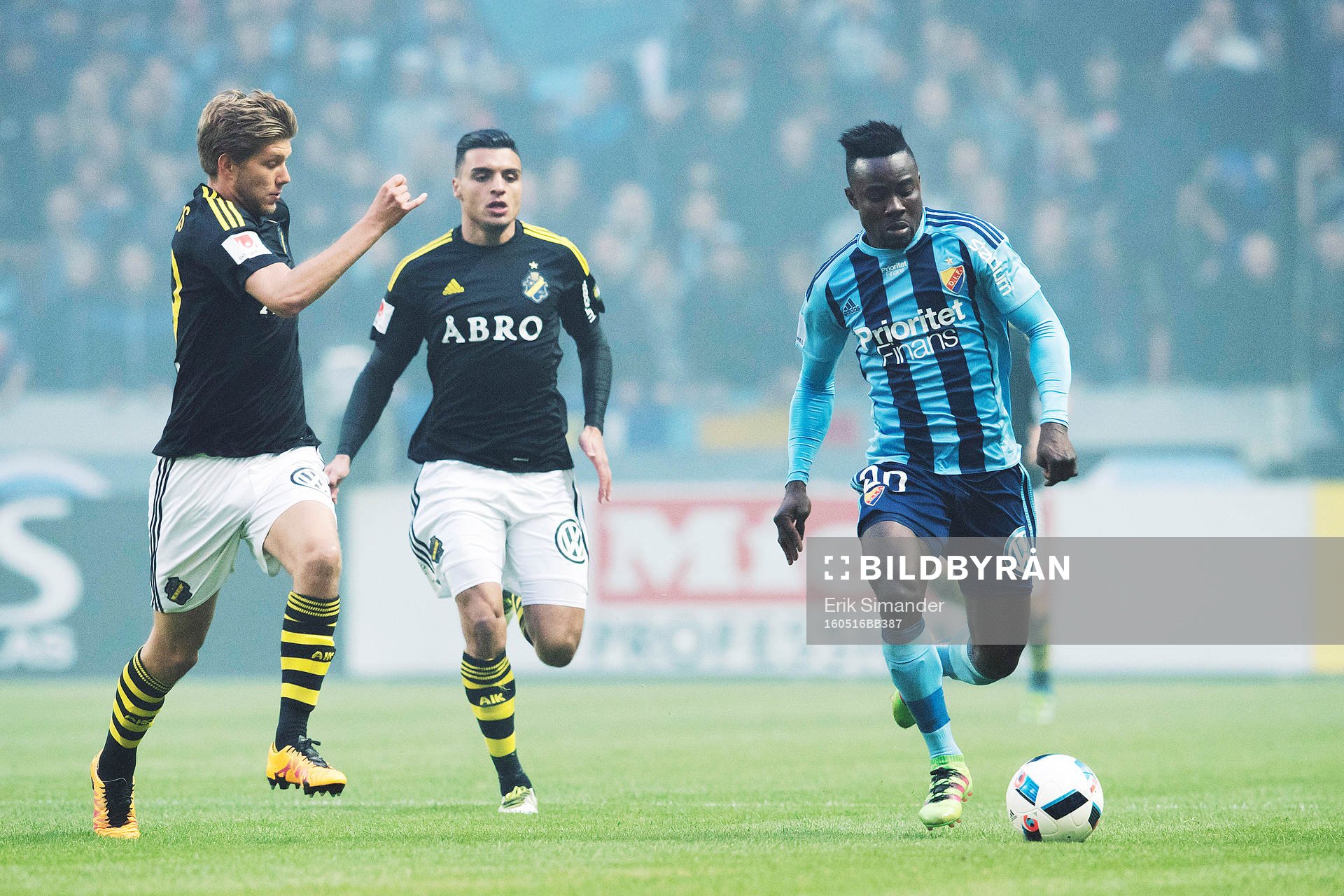 Djurgårdens Sam Johnson med bollen