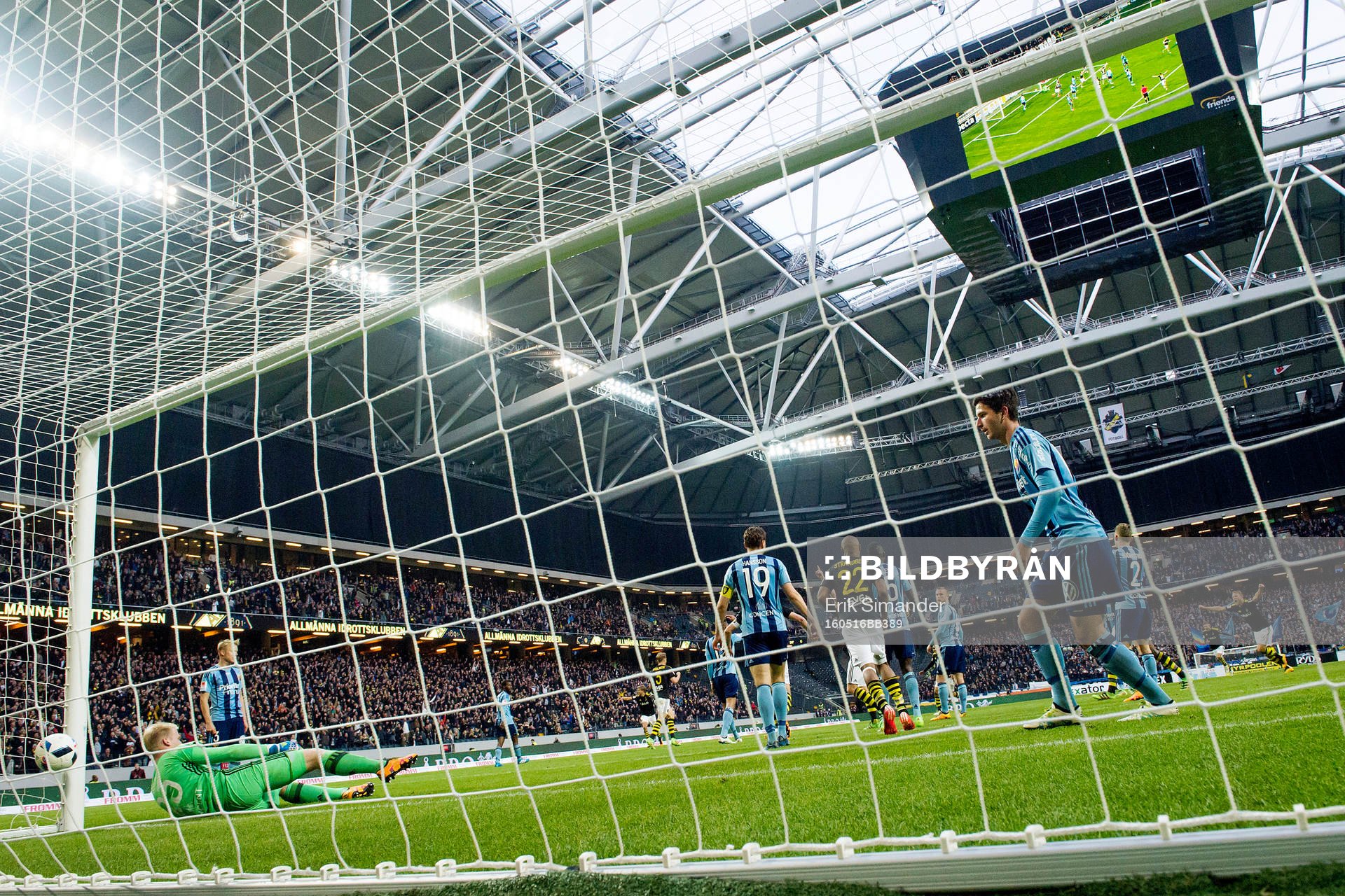 s Haukur Heidar Hauksson nickar in bollen och gör 2-0