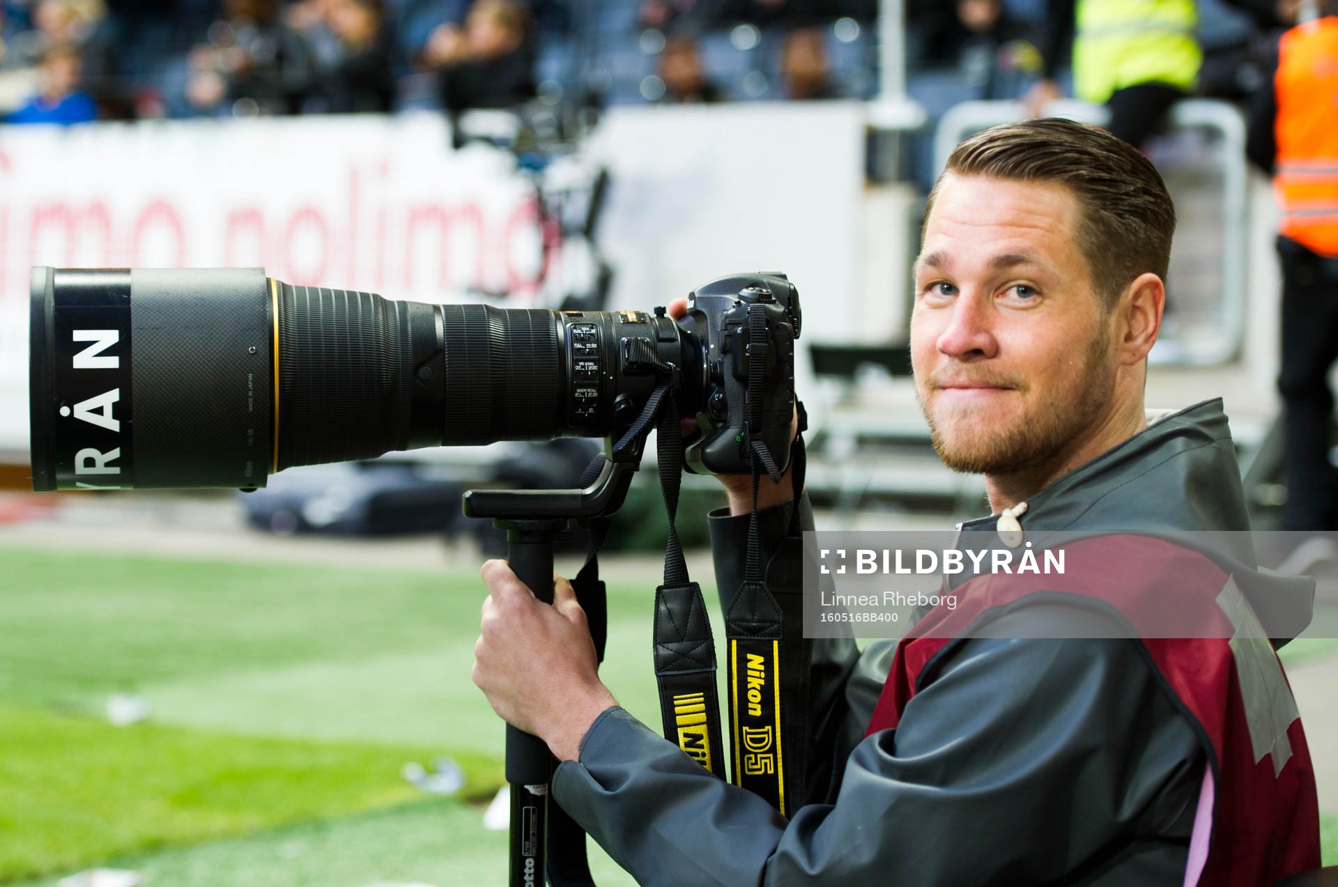 Bildbyråns fotograf Erik Simander jobbar
