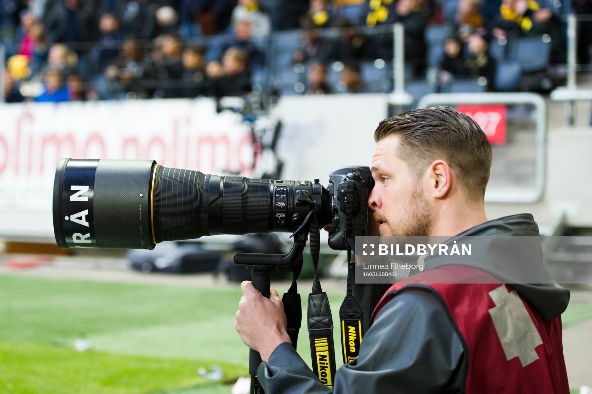 Bildbyråns fotograf Erik Simander jobbar