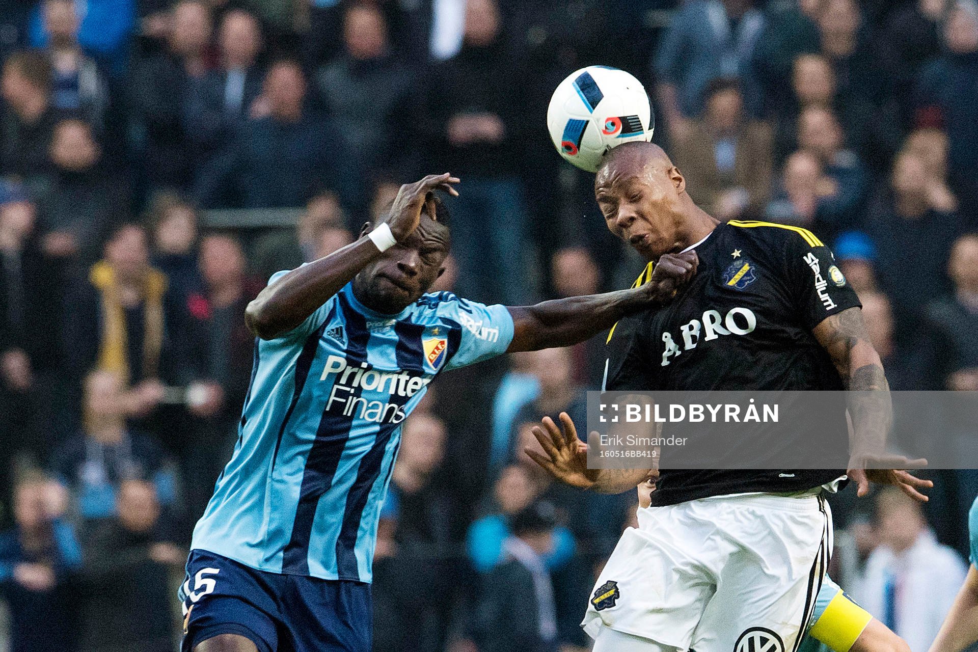 Djurgårdens Omar Colley och AIK:s Carlos Strandberg i en nickduell under fotbollsmatchen i Allsvenskan mellan AIK och Djurgården den 16 maj 2016 i Stockholm.