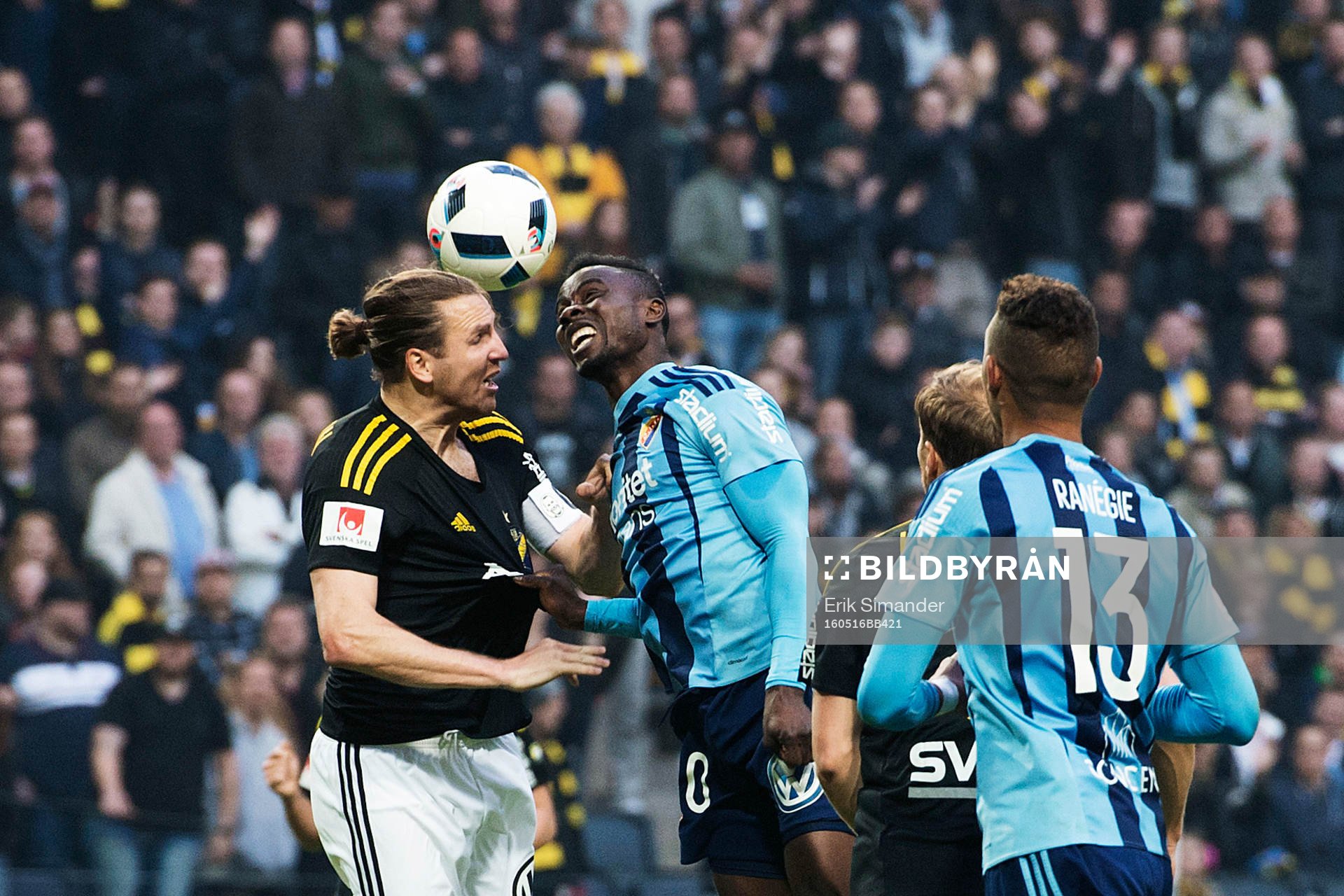 s Nils-Eric Johansson och Djurgårdens Sam Johnson i en