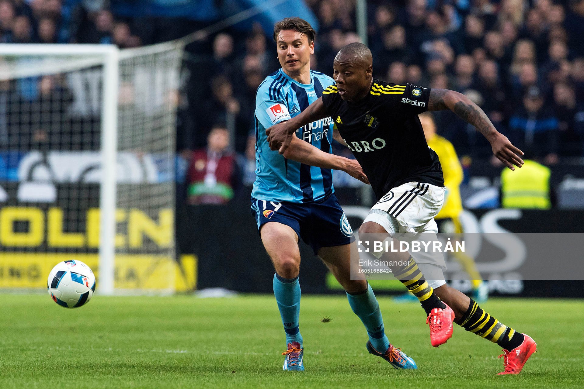 Djurgårdens Marcus Hansson och AIK:s Carlos Strandberg i kamp om bollen under fotbollsmatchen i Allsvenskan mellan AIK och Djurgården den 16 maj 2016 i Stockholm.