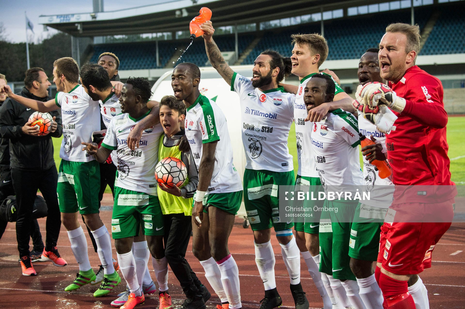 Jubel i Prespa Birlik efter vinsten i fotbollsmatchen i Division 1 mellan Prespa Birlik och Kristianstad den 16 maj 2016 i Malmö.
