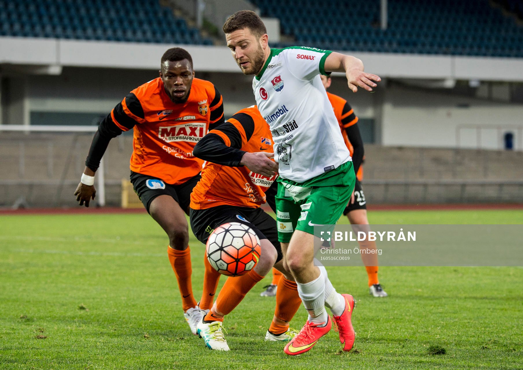 Prespa Birliks Baris Hümmet mot Kristianstads Saikou Jawneh och Henrik Fribrock under fotbollsmatchen i Division 1 mellan Prespa Birlik och Kristianstad den 16 maj 2016 i Malmö.