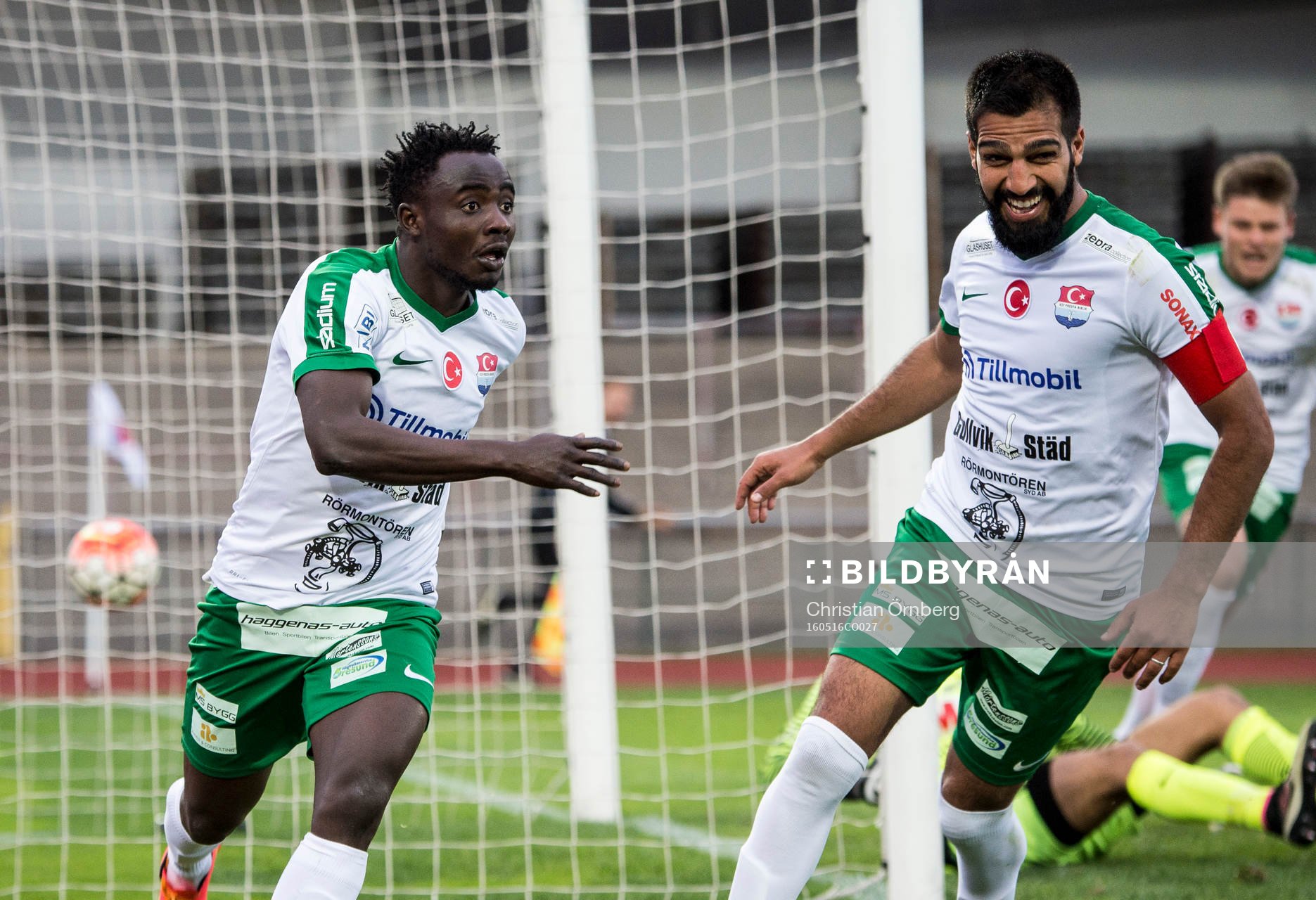 Prespa Birliks Edafe Egbedi och Firat Sahan jublar