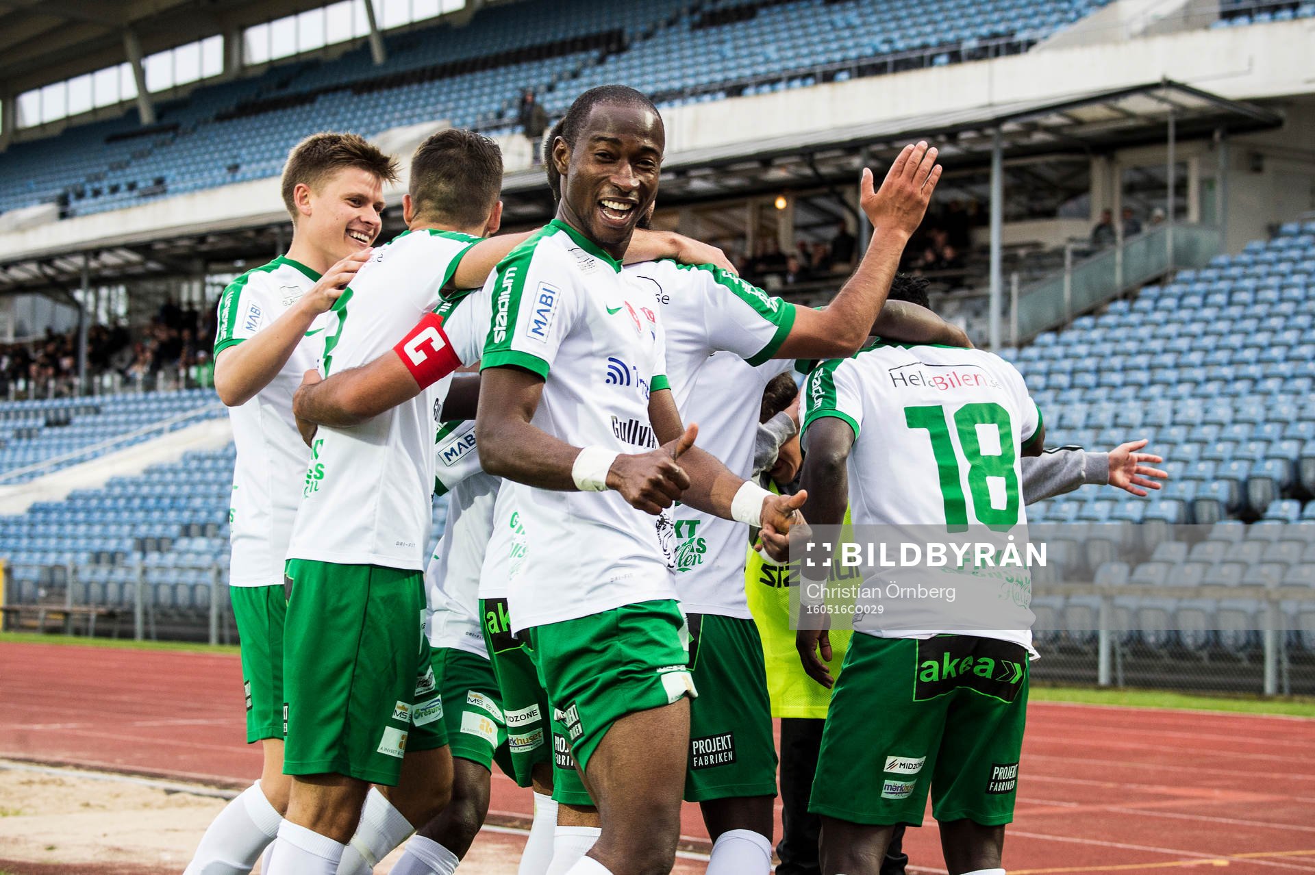 Prespa Birliks Sadat Karim gör tummat upp åt Edafe
