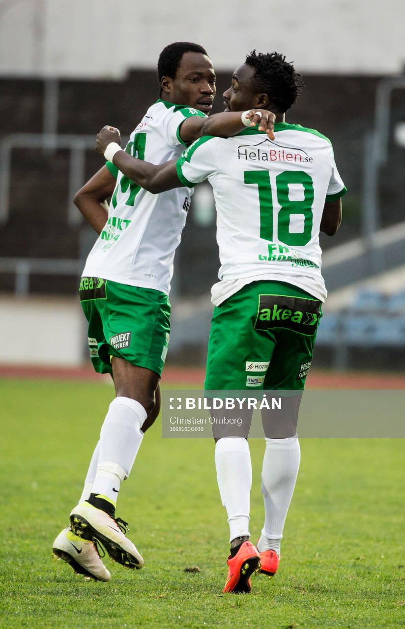 Prespa Birliks Kwame Adom Frimpong och Edafe Egbedi jublar