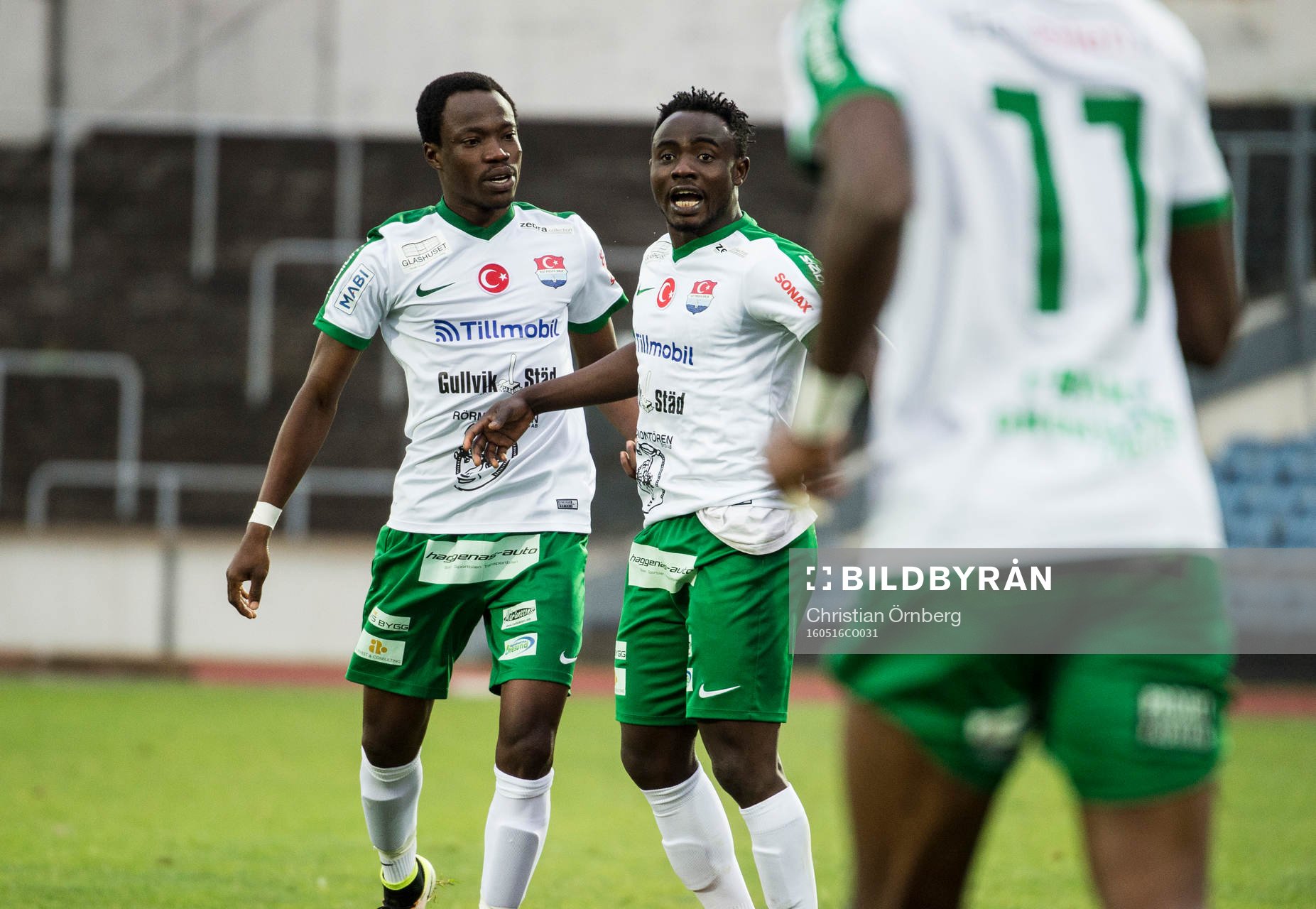 Prespa Birliks Kwame Adom Frimpong och Edafe Egbedi jublar