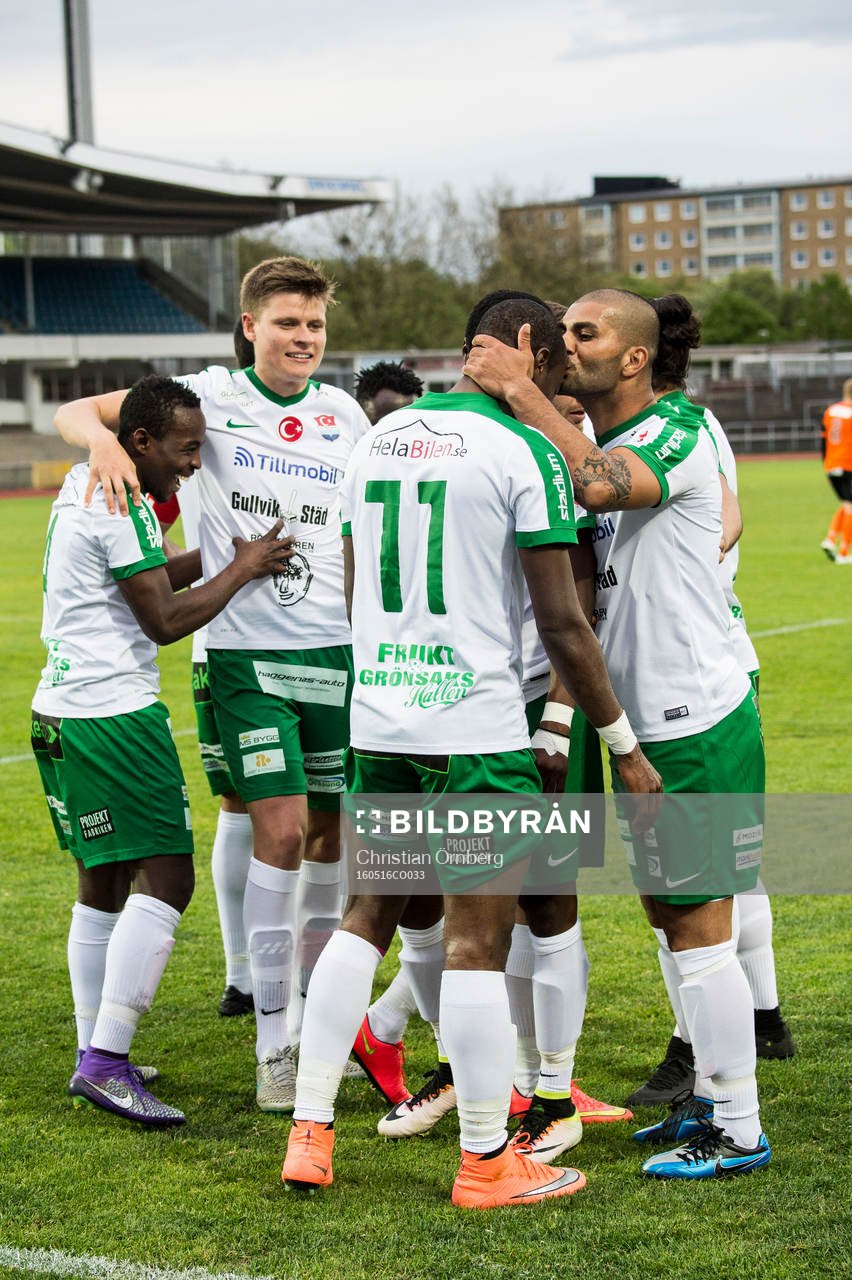Prespa Birliks Sadat Karim jublar med lagkamraterna