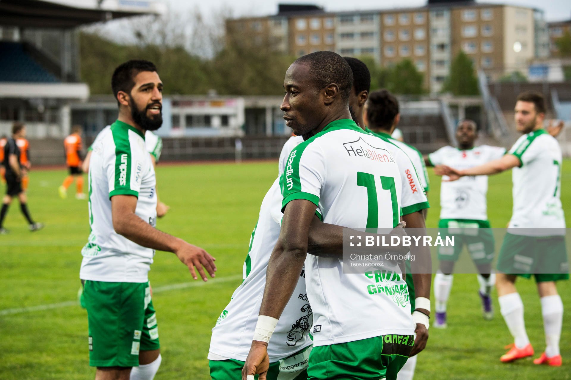Prespa Birliks Sadat Karim jublar med lagkamraterna