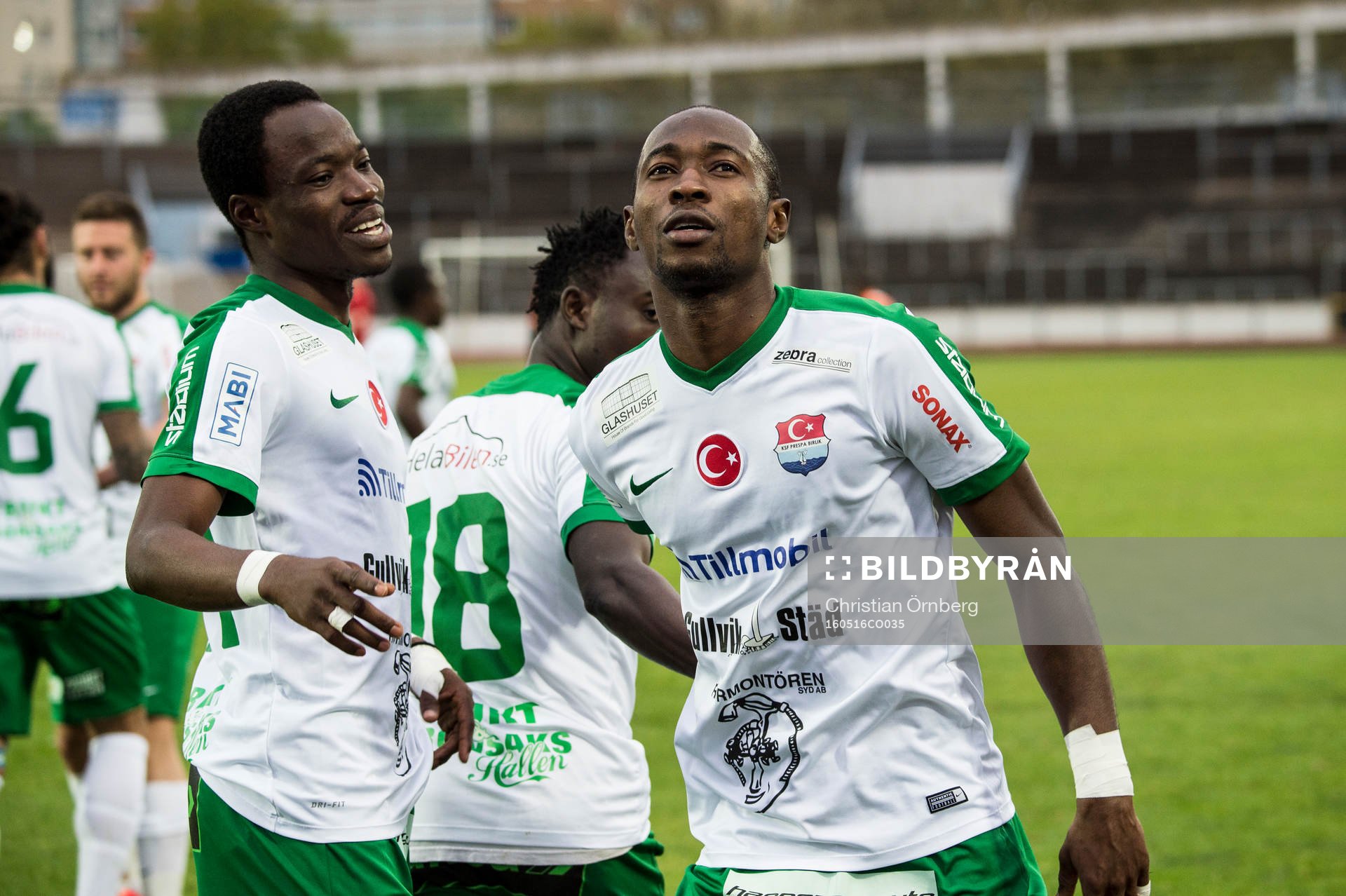 Prespa Birliks Sadat Karim jublar med lagkamraterna