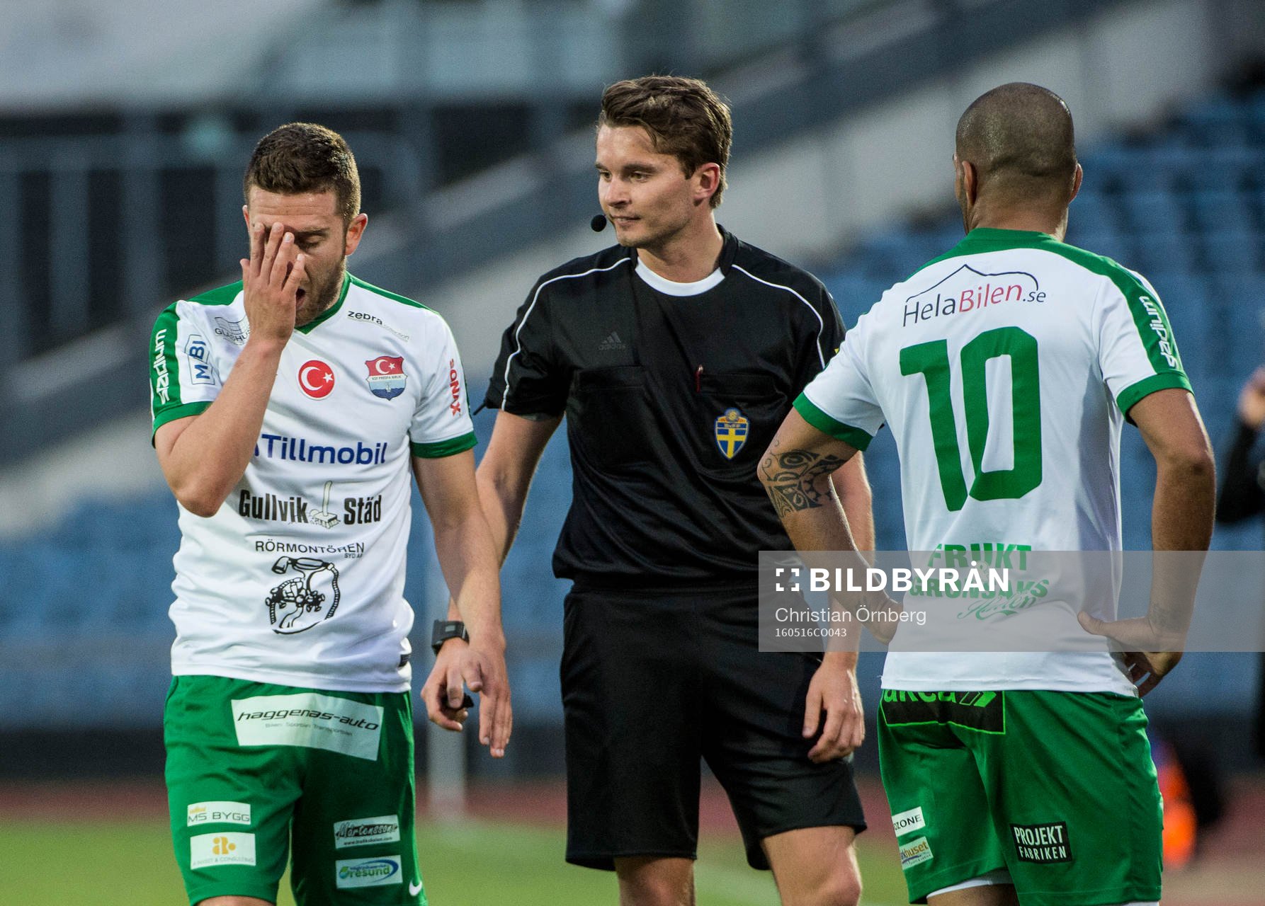 Prespa Birliks Baris Hümmet tar sig för ansiktet brevis domaren Joakim Östling och Buwar Karim under fotbollsmatchen i Division 1 mellan Prespa Birlik och Kristianstad den 16 maj 2016 i Malmö.