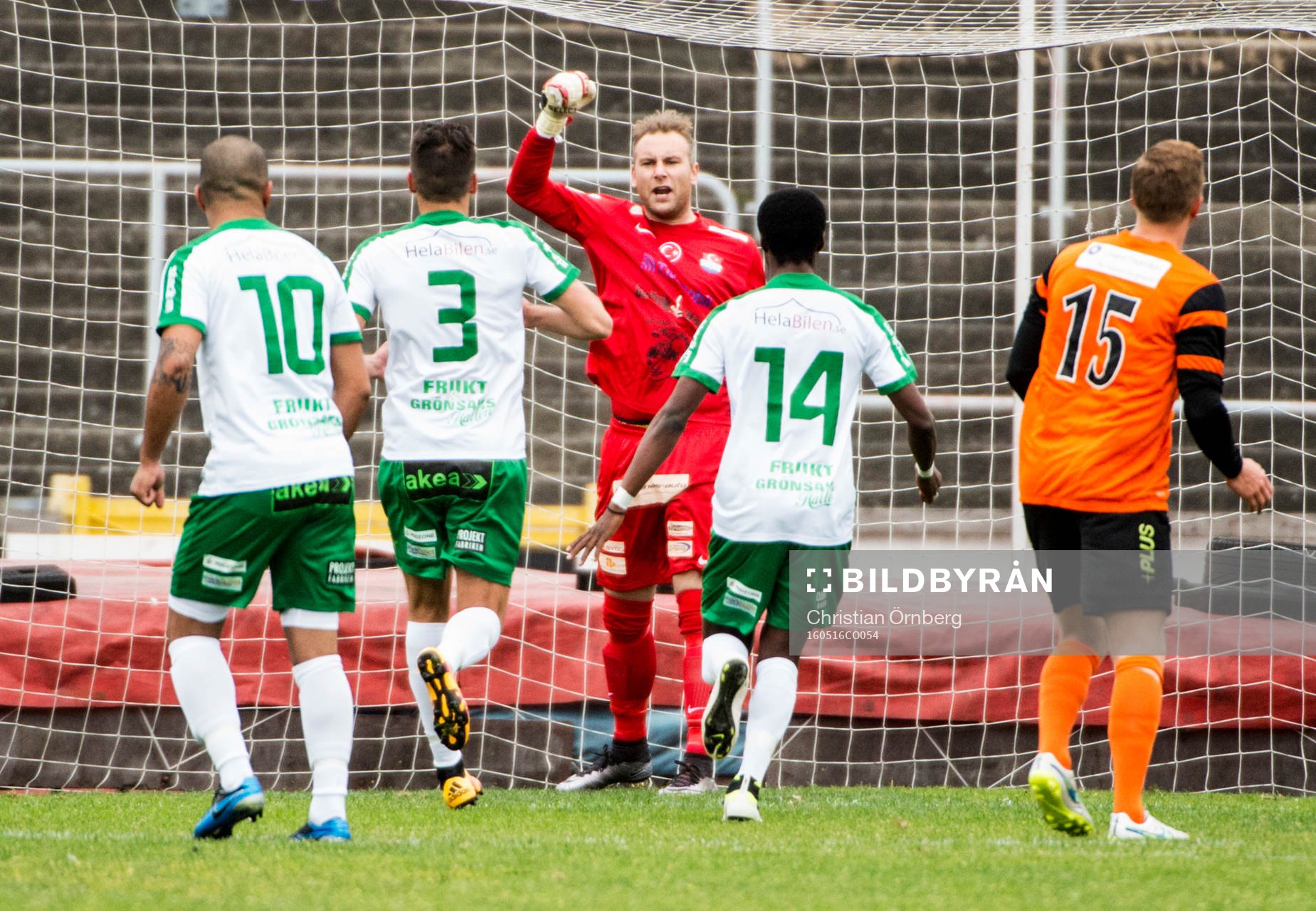 Prespa Birliks målvakt Robin Armandt jublar