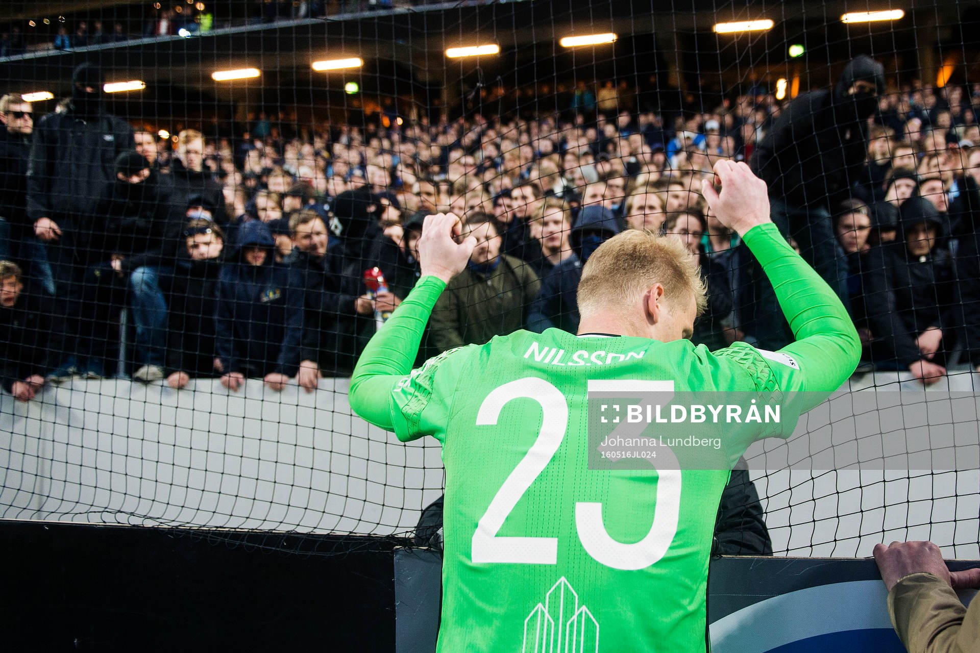 Djurgårdens målvakt Hampus Nilsson är framme och pratar
