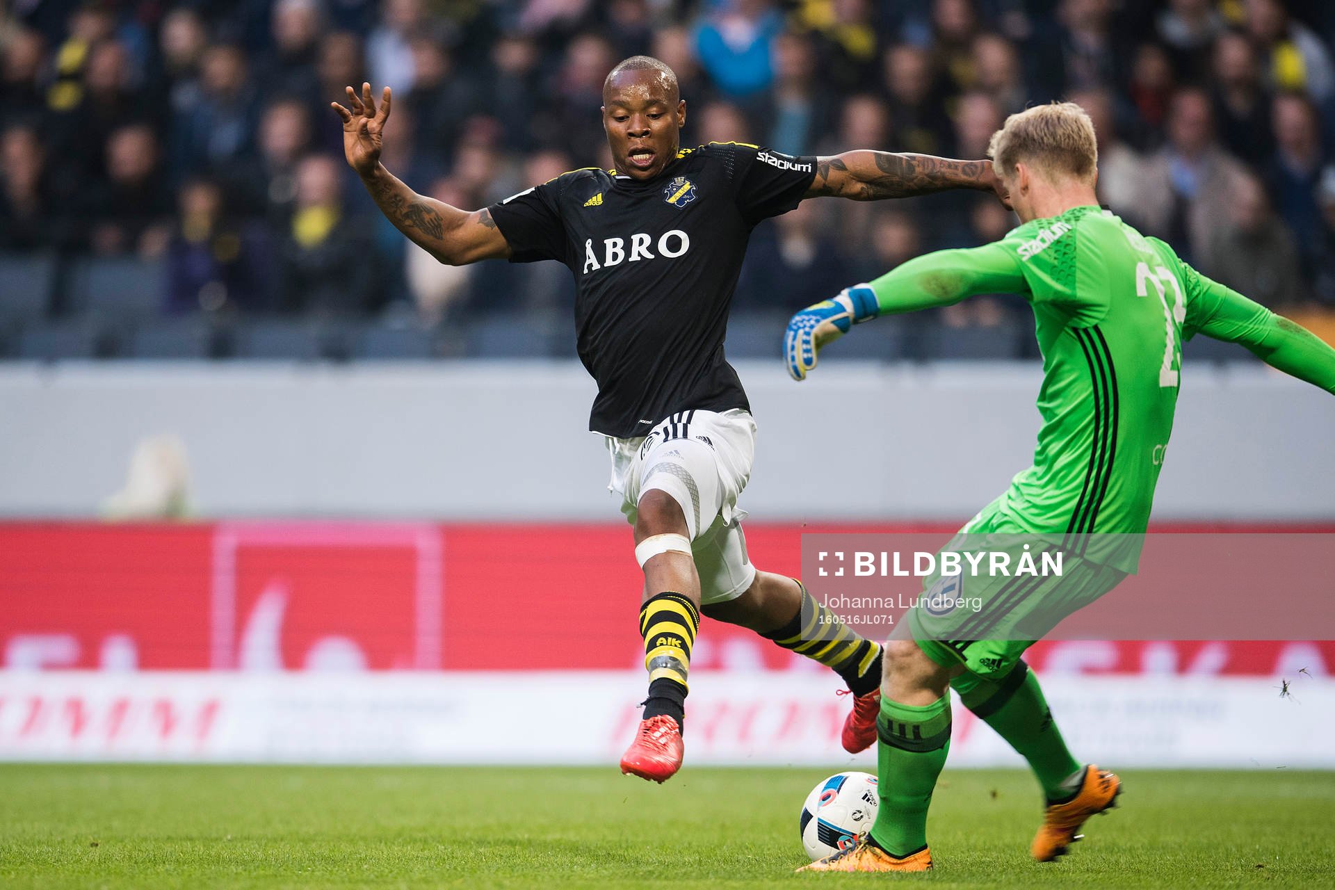 s Carlos Strandberg är framme och utmanar Djurgårdens