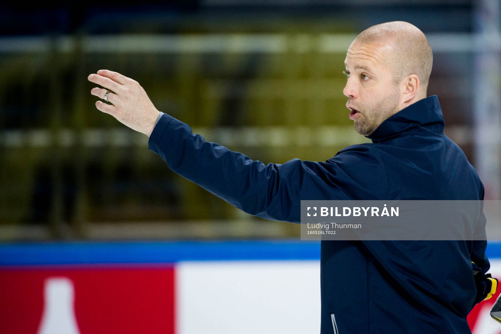 Assisterande tränare Johan Tornberg instruerar