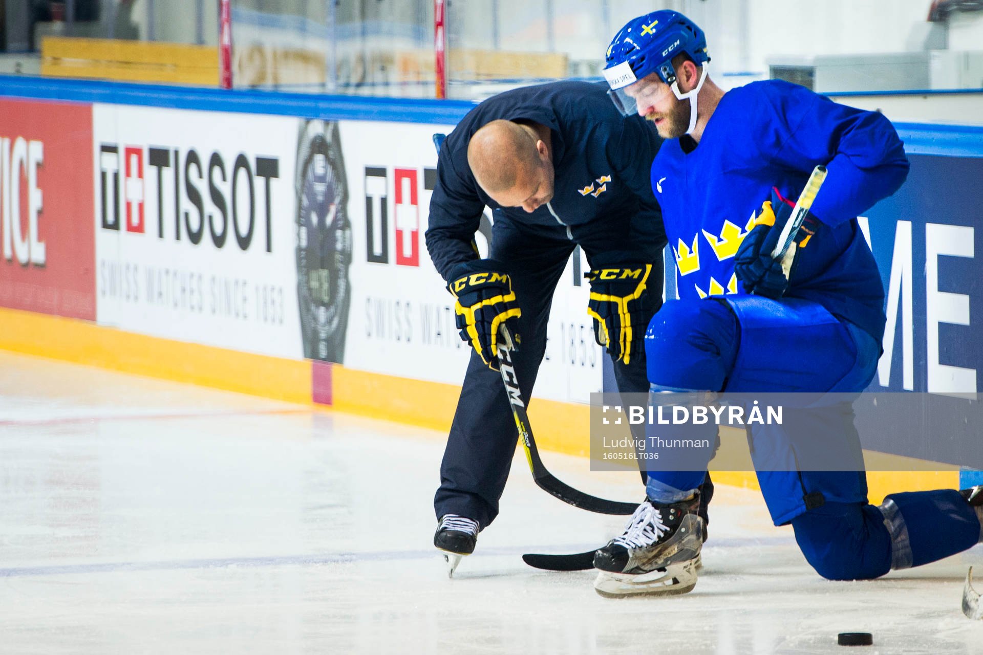 Assisterande tränare Johan Tornberg inspekterar Mattias