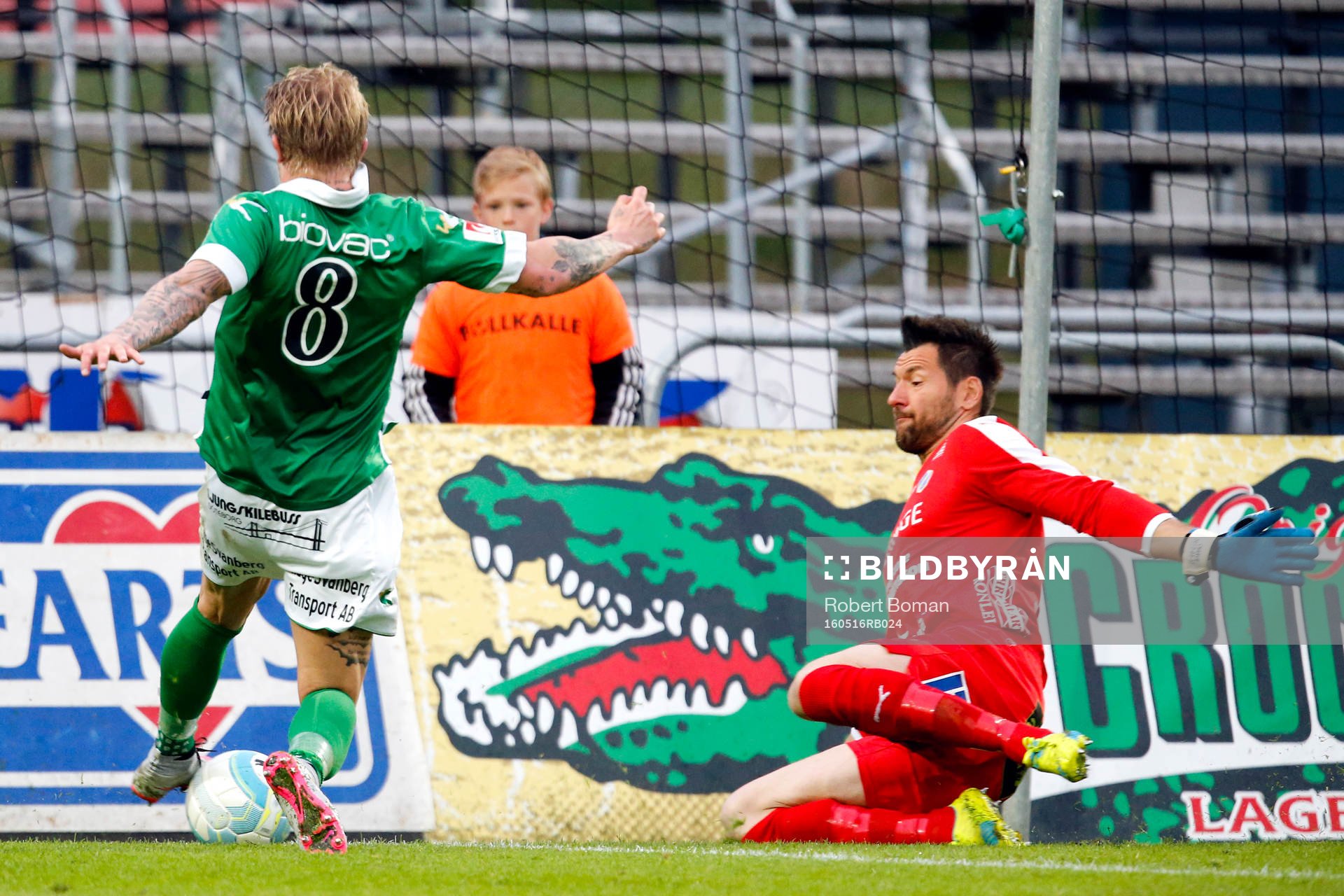 Ljungskiles Tim Nilsen och Halmstads målvakt Stojan Lukic