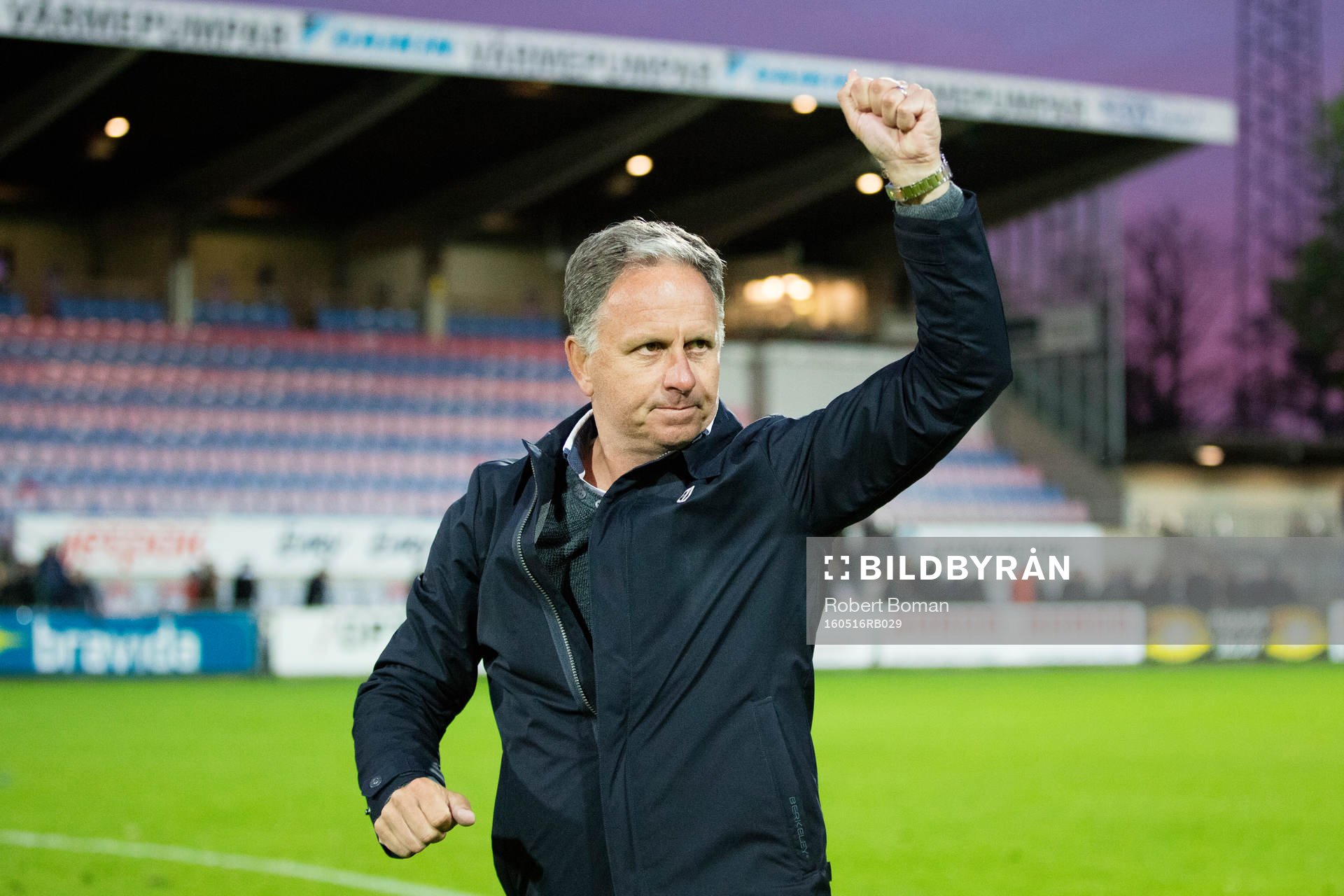Halmstads Tränare Jan Jönsson jublar efter fotbollsmatchen i Superettan mellan Halmstad och Ljungskile den 16 Maj 2016 i Halmstad.