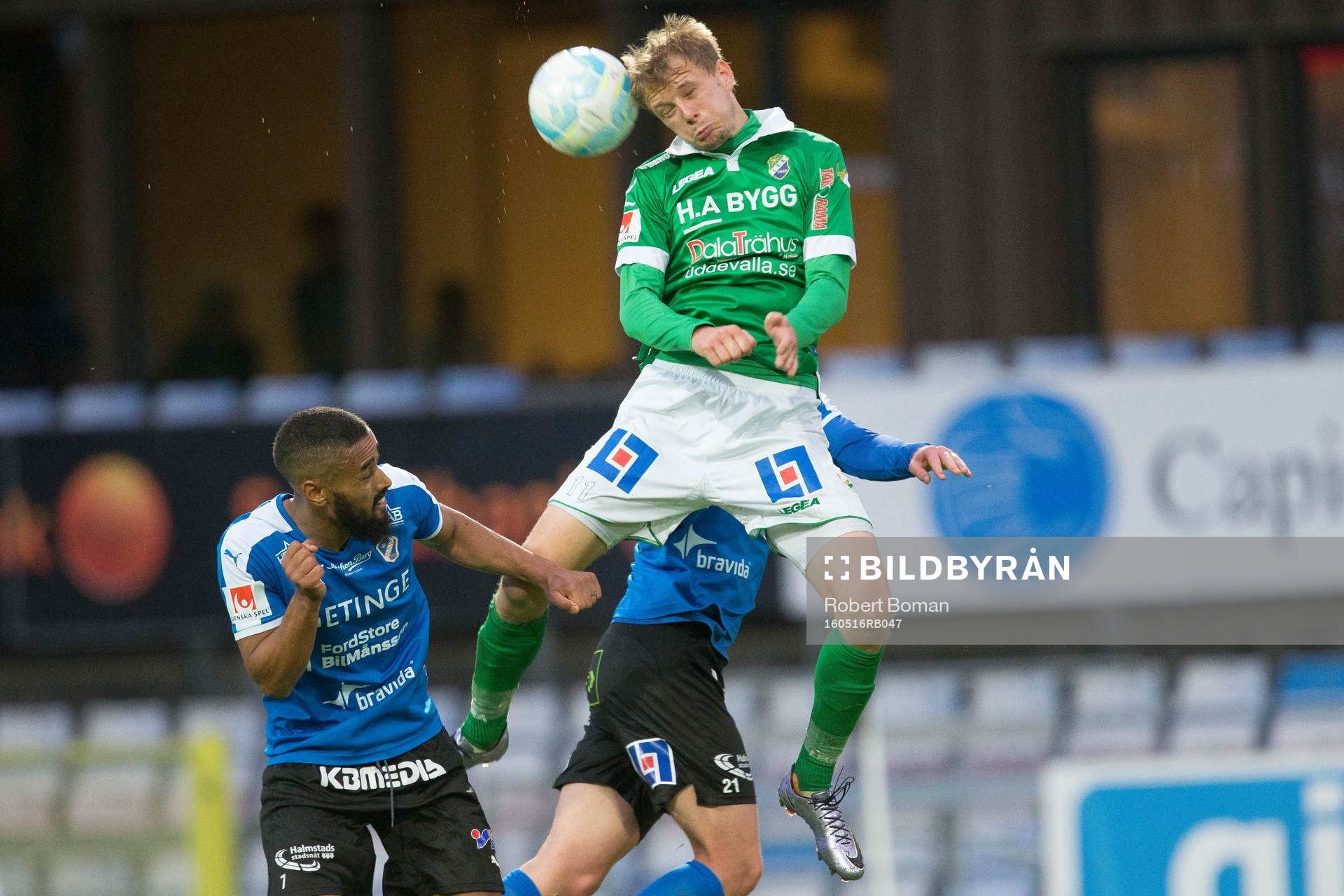 Halmstads målvakt Stojan Lukic och Ljungskiles Jakob Olsson