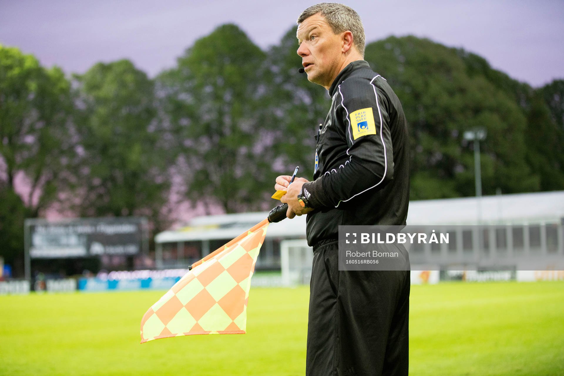 Assisterande domare Magnus Vallerius under fotbollsmatchen i Superettan mellan Halmstad och Ljungskile den 16 Maj 2016 i Halmstad.