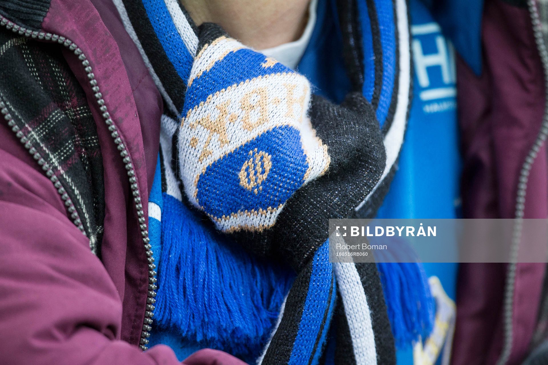 En halsduk med halmstads symbol på inför fotbollsmatchen i Superettan mellan Halmstad och Ljungskile den 16 Maj 2016 i Halmstad.