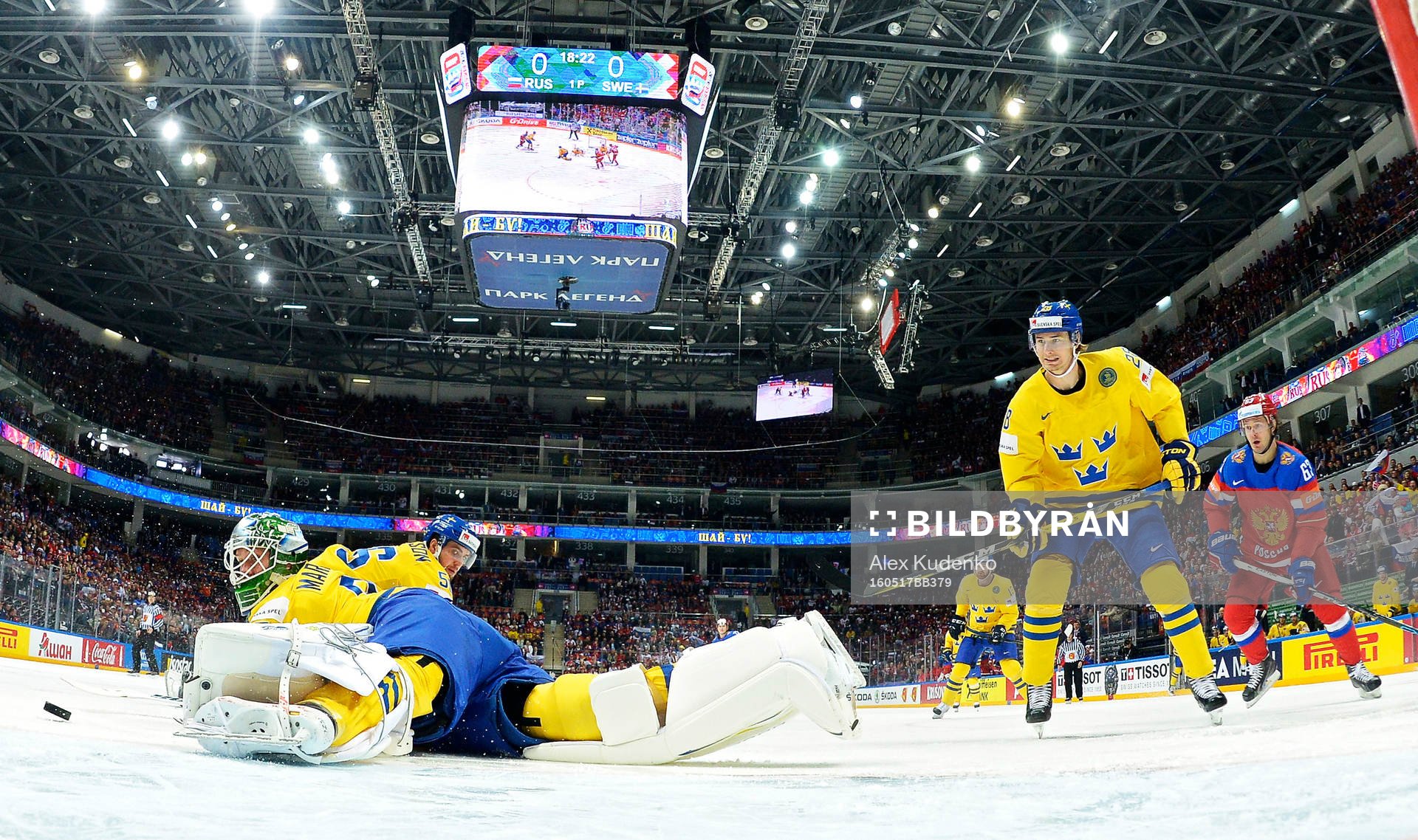 Sveriges målvakt Jacob Markström ser 1-0 från Yevgeni