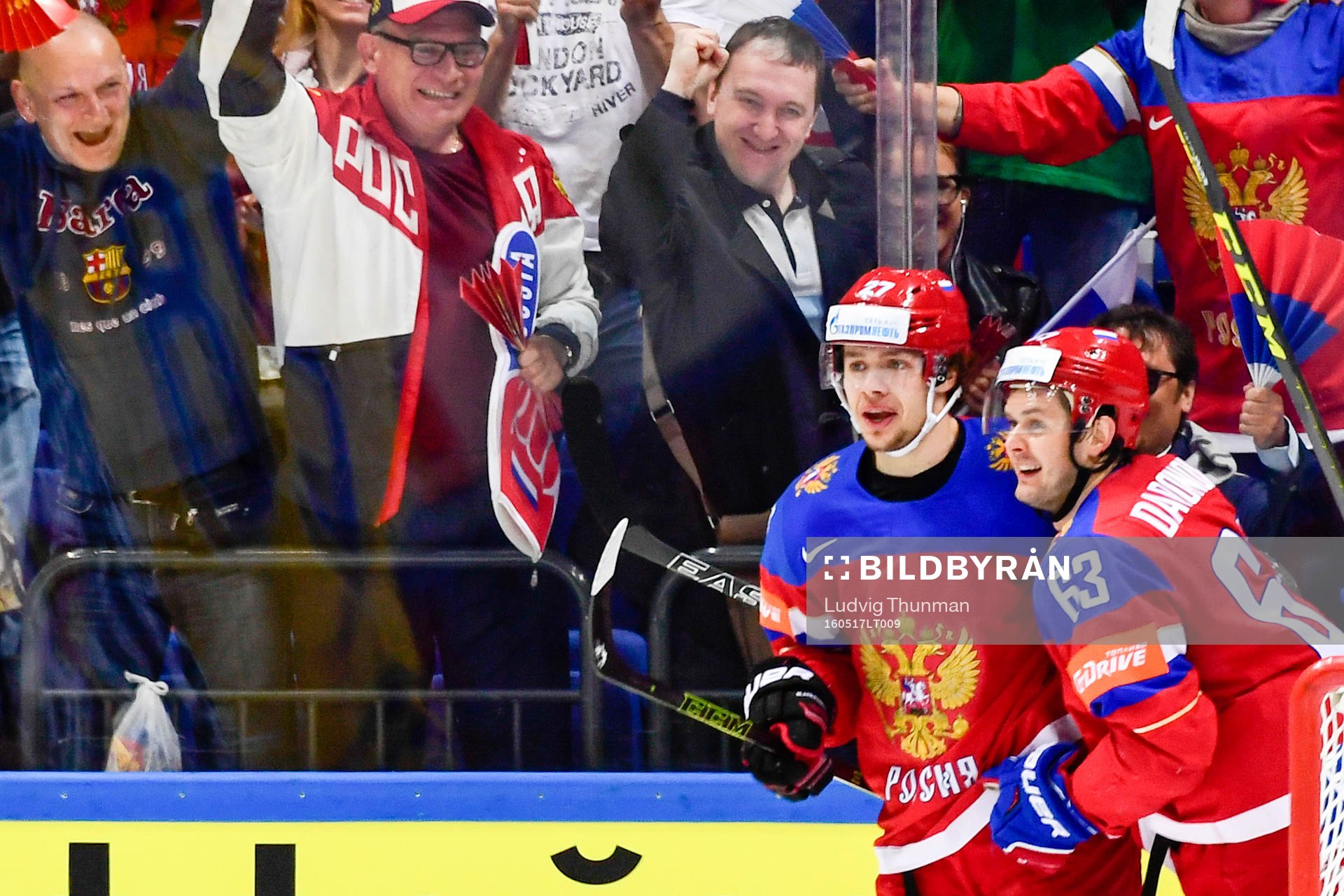 Rysslands Artemi Panarin och Yevgeni Dadonov jublar