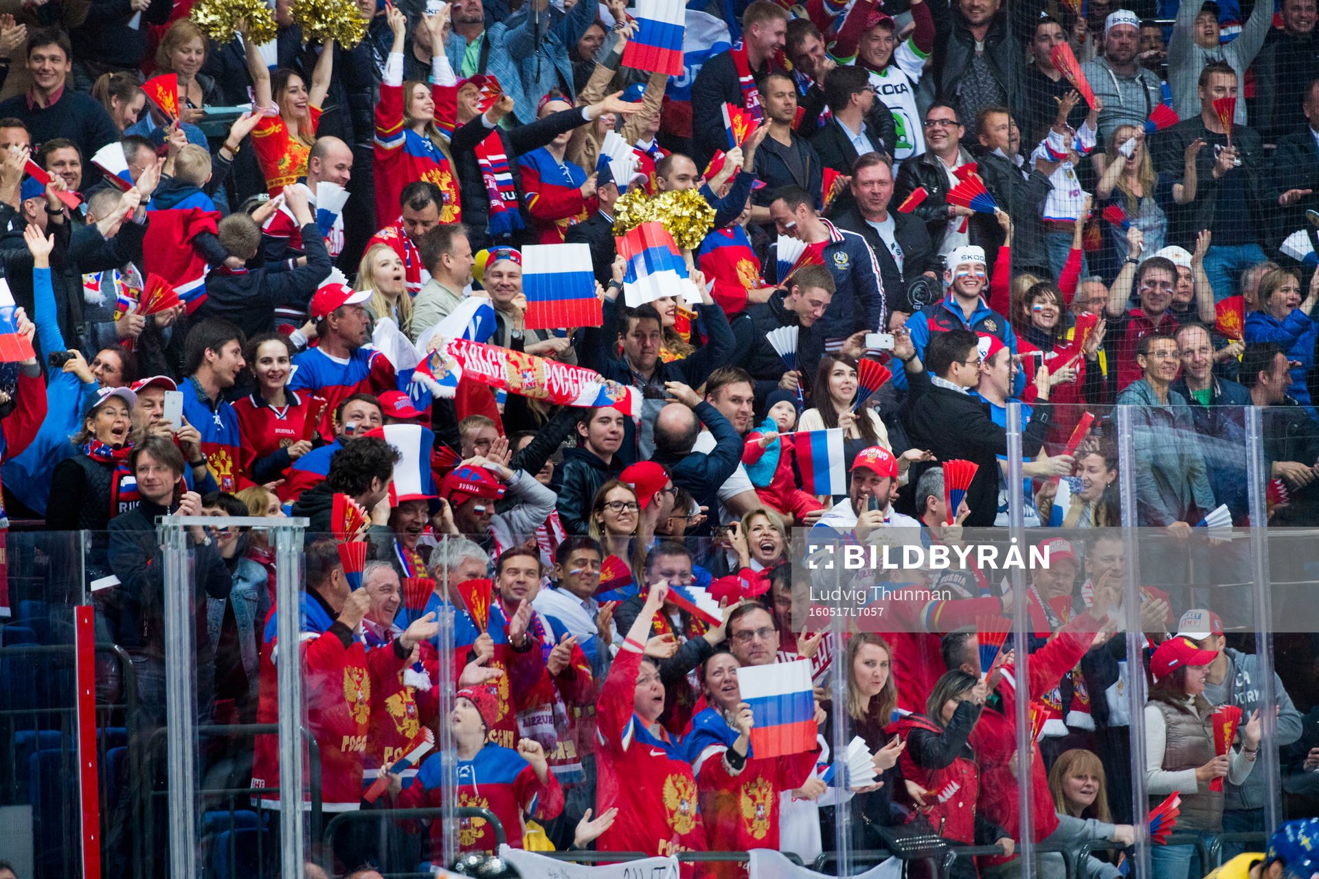 Rysslands supportrar firar 2-0 på läktaren