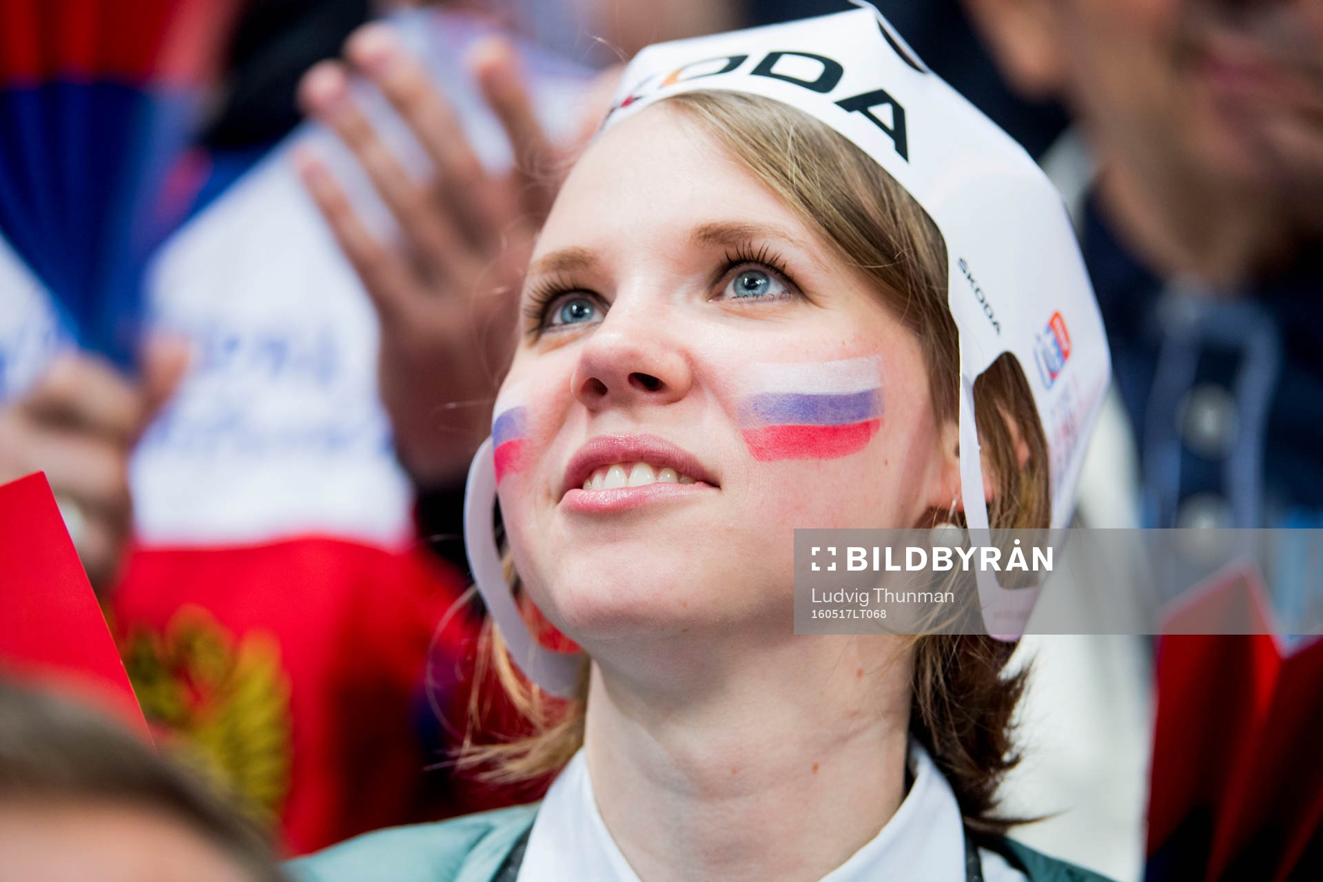 En rysk supporter med ryska flaggor målade på kinderna