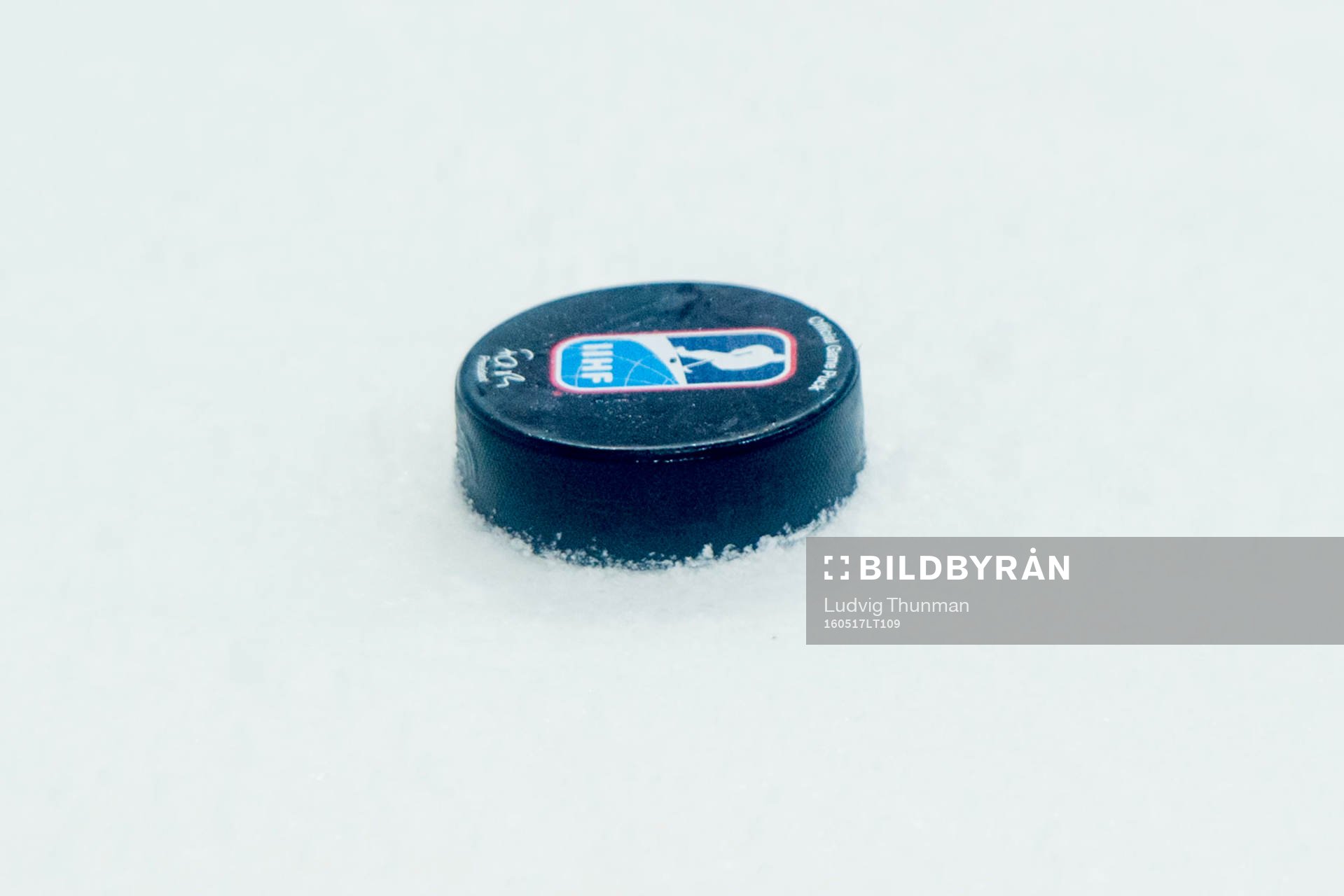 En officiell VM hockeypuck på isen