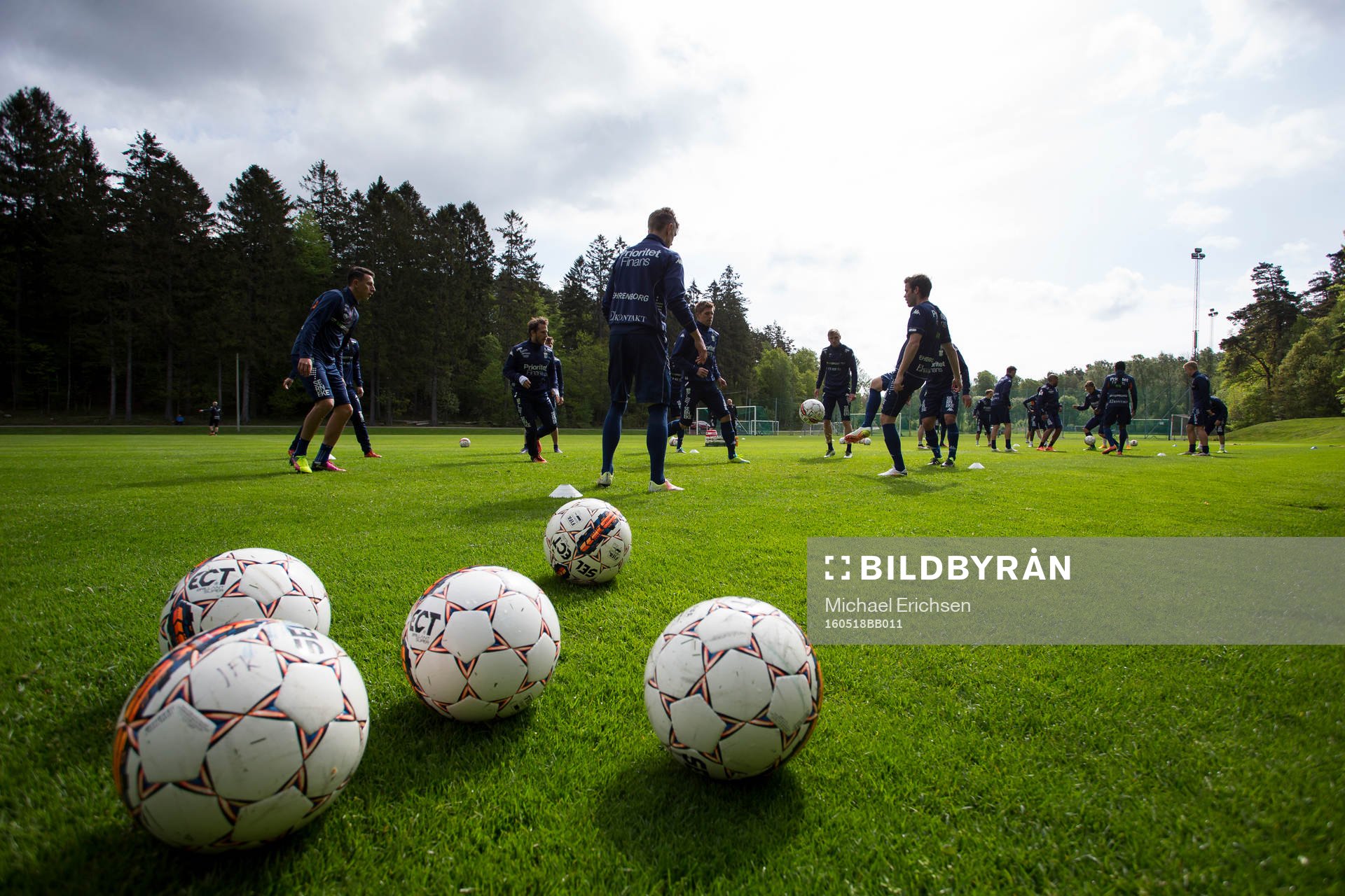 Uppvärmning med kvadraten under en träning med IFK Göteborg den 18 maj 2016 i Göteborg.