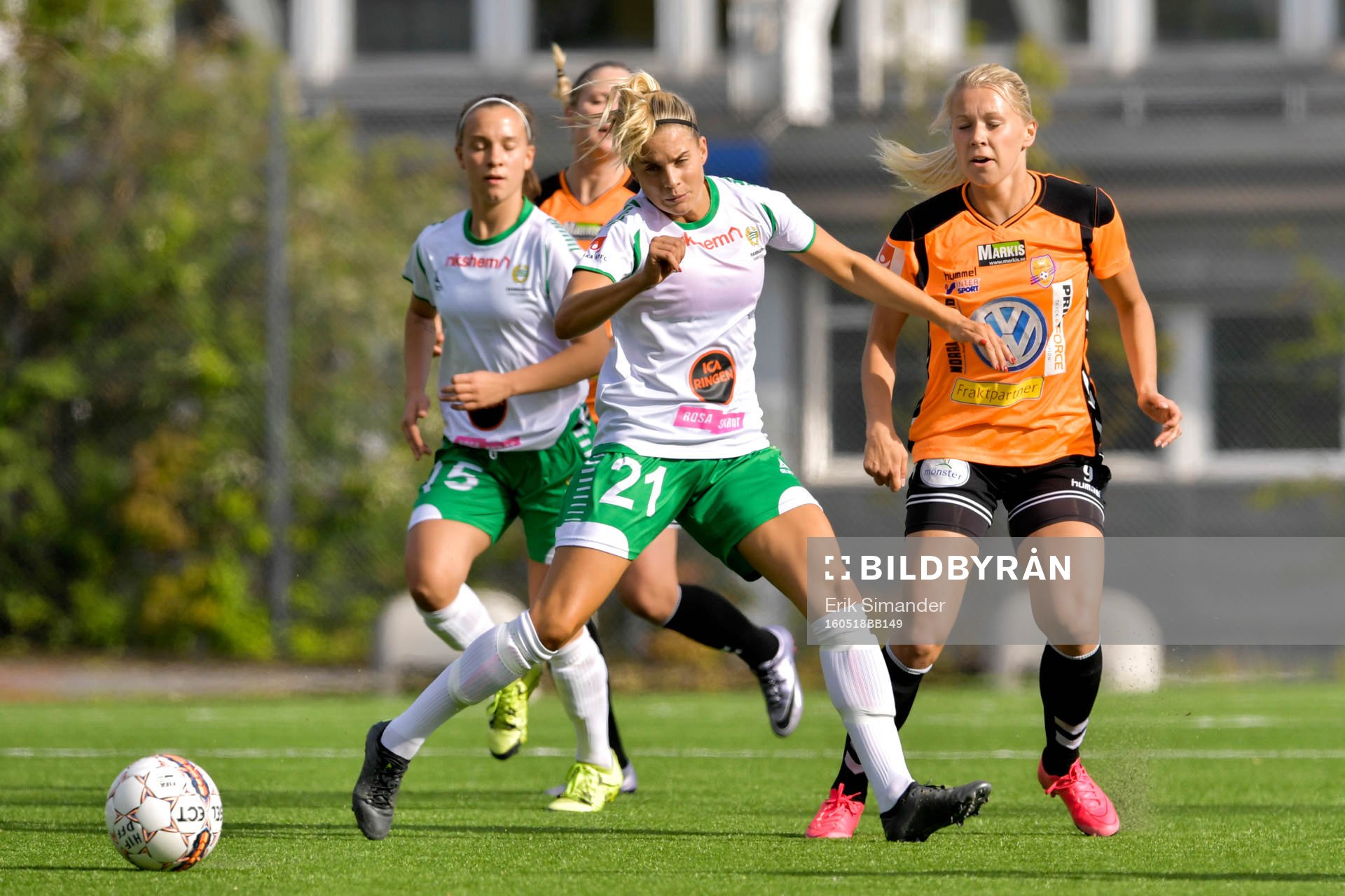 Kungsbackas Mimmi Asperot och Hammarbys Marie Johansson under fotbollsmatchen i Elitettan mellan Hammarby och Kungsbacka den 18 maj 2016 i Stockholm.