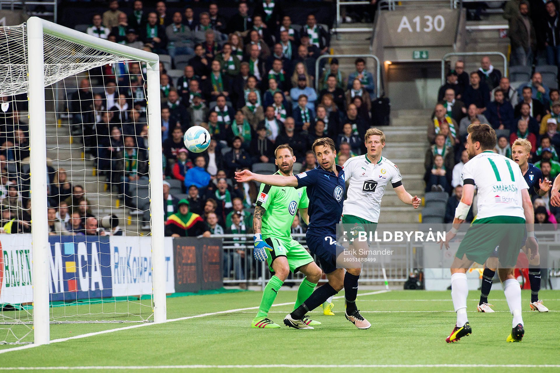 Hammarbys Erik Israelsson (ej i bild) nickar in 3-2