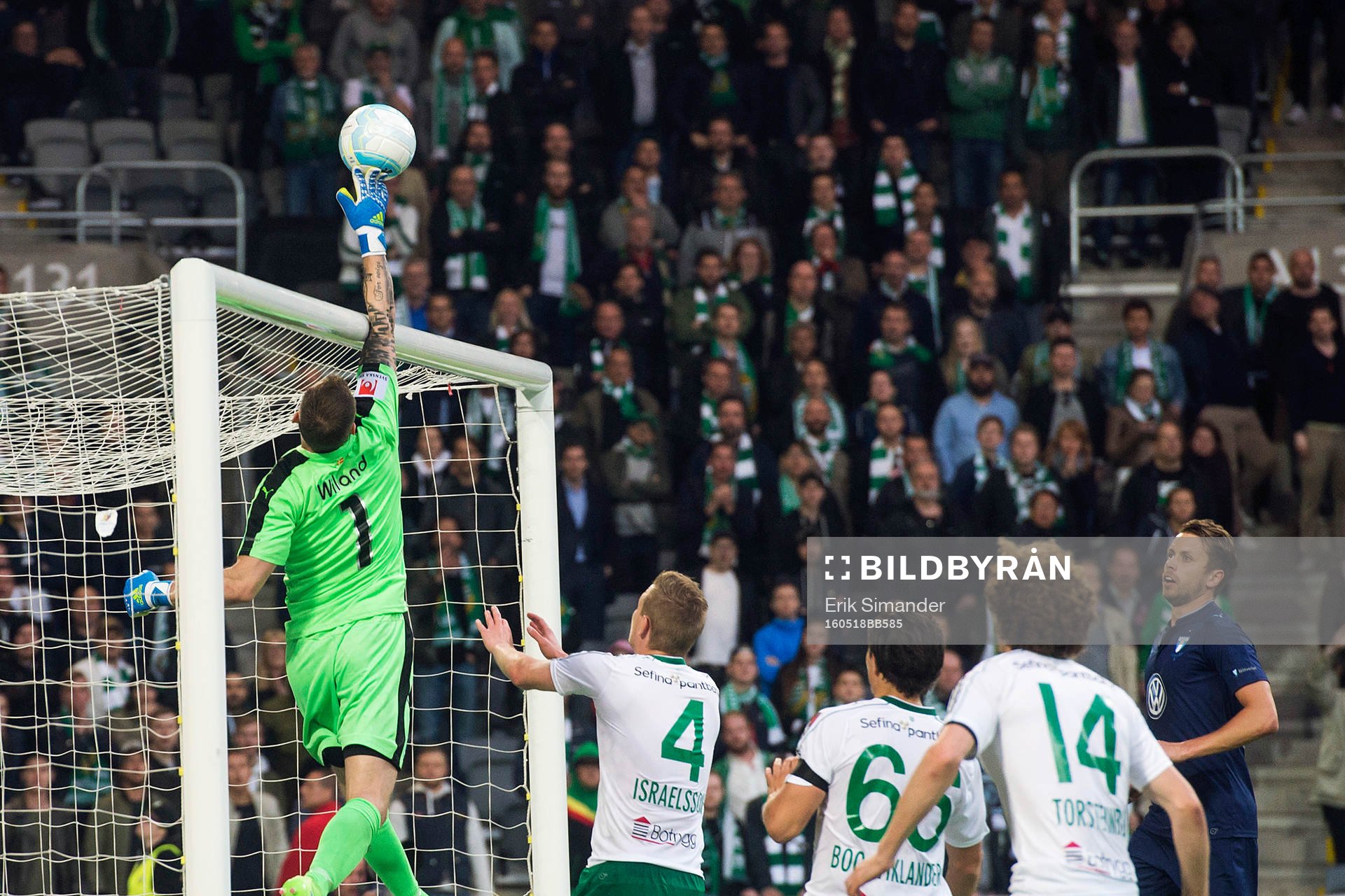 Malmö FFs målvakt Johan Wiland med en räddning