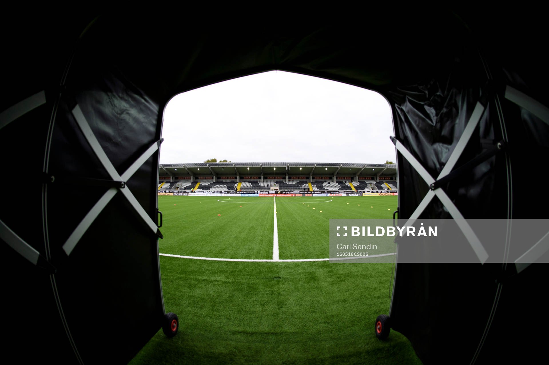 Vy inifrån spelartunneln på Bravida Arena