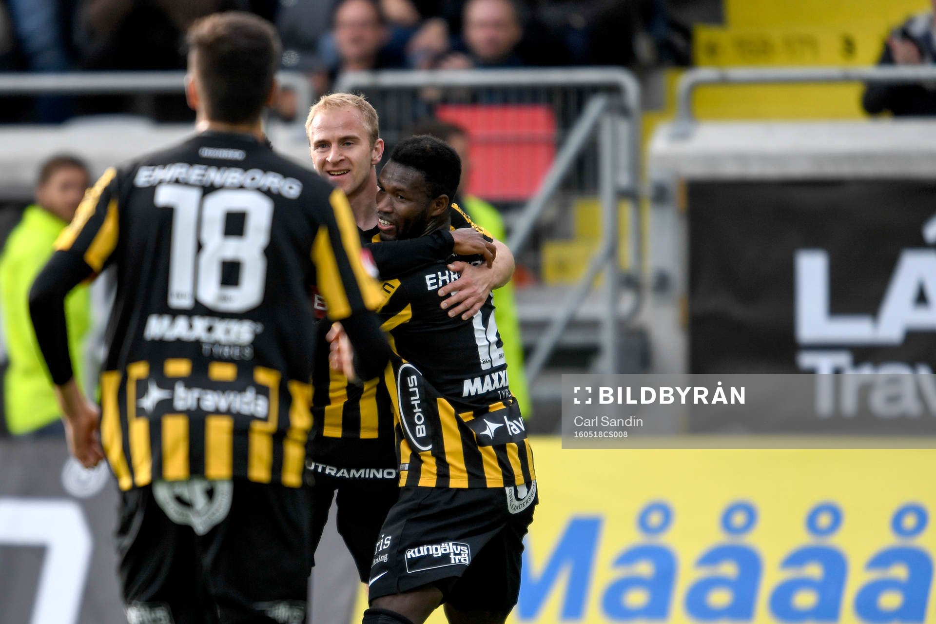 Häckens Kari Arkivuo och Mohammed Abubakari jublar efter 1-0 av Arkivuo under fotbollsmatchen i Allsvenskan mellan Häcken och Jönköping den 18 maj 2016 i Göteborg.