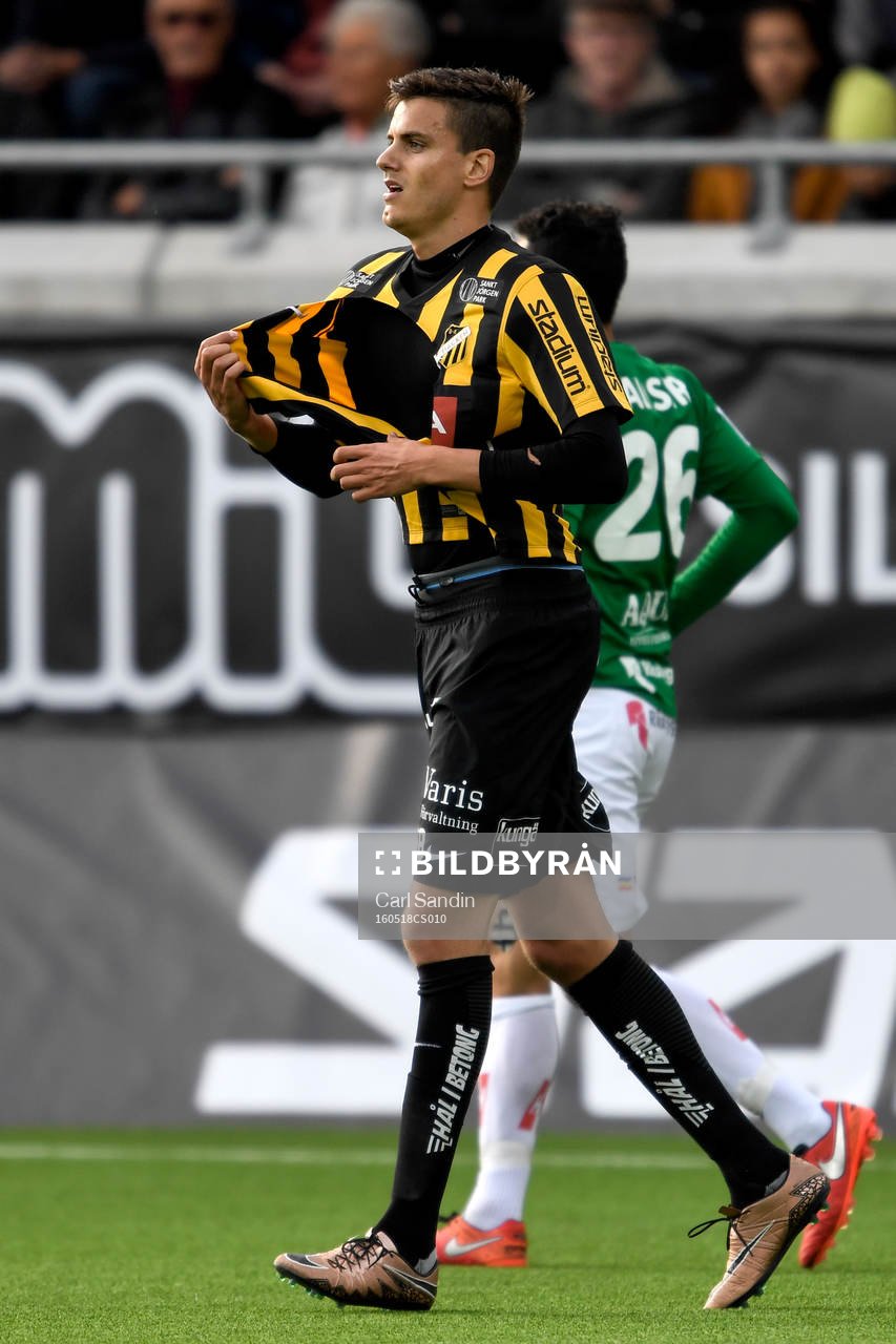 Häckens Alexander Jeremejeff försöker påkalla domarens