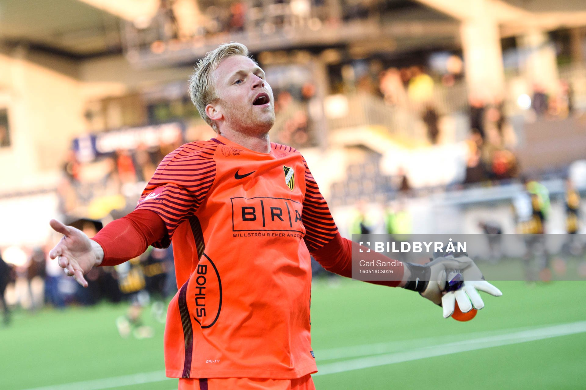 Häckens målvakt Peter Abrahamsson jublar med supportrarna
