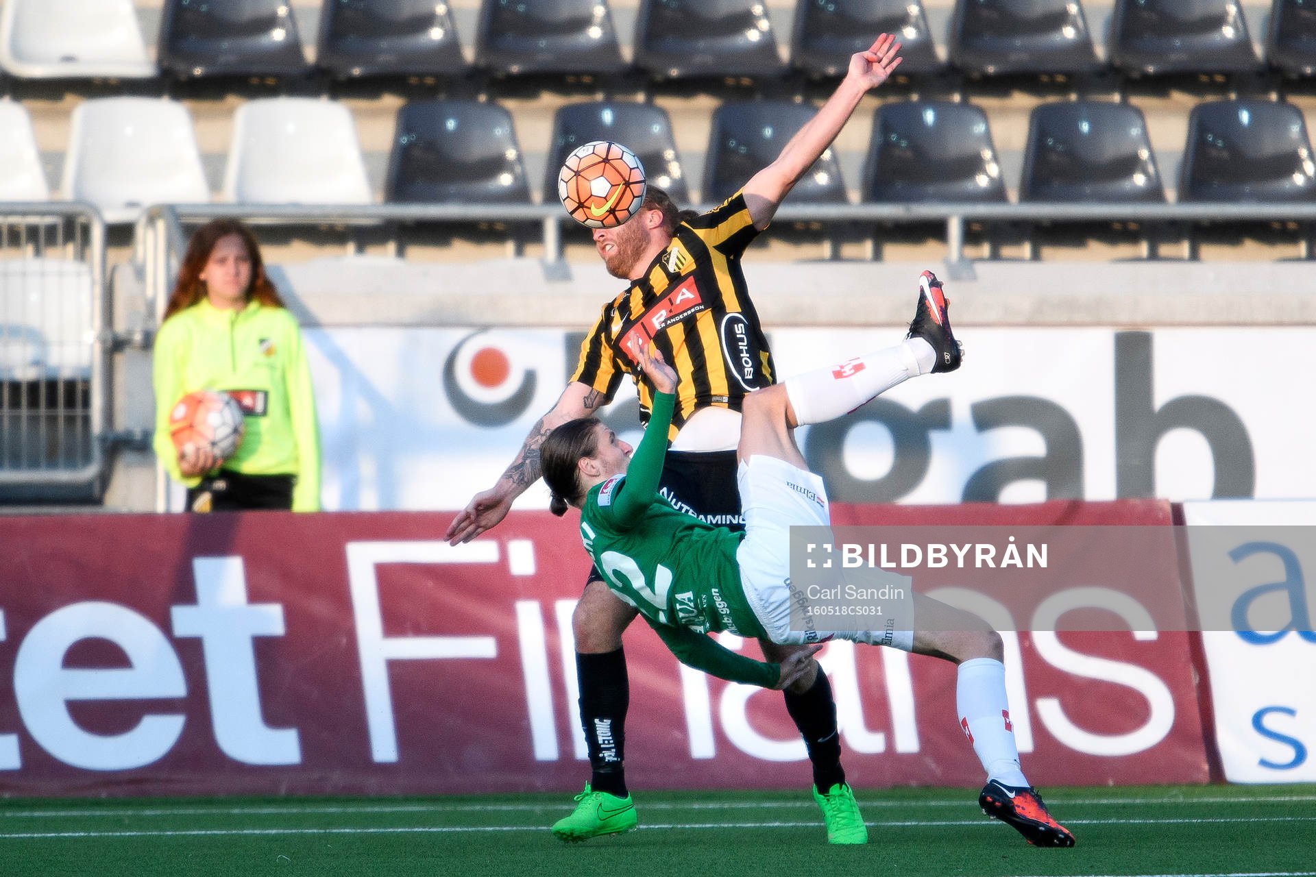 Närkamp mellan Häckens Emil Wahlström och Jönköpings