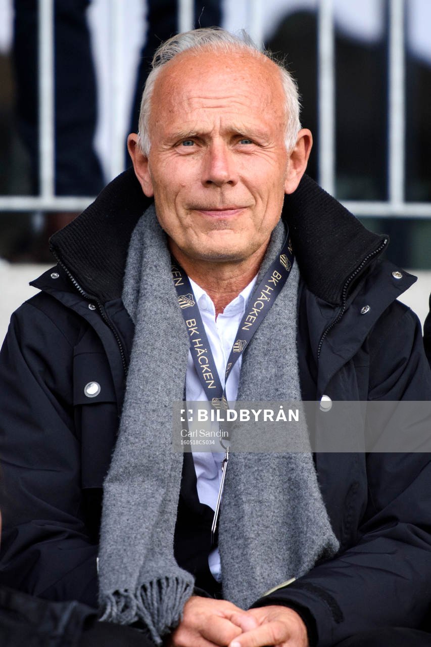 Häckens klubbdirektör Dennis Andersson på läktaren