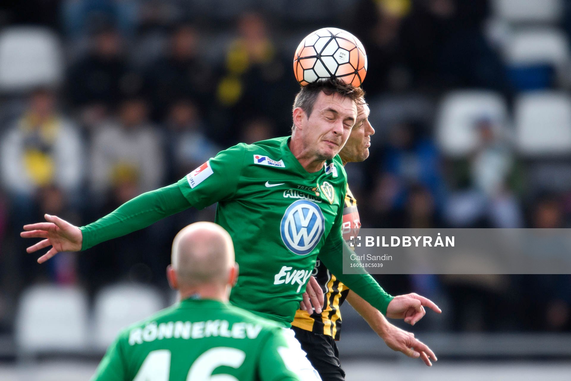Jönköpings Daryl Smylie nickar bollen