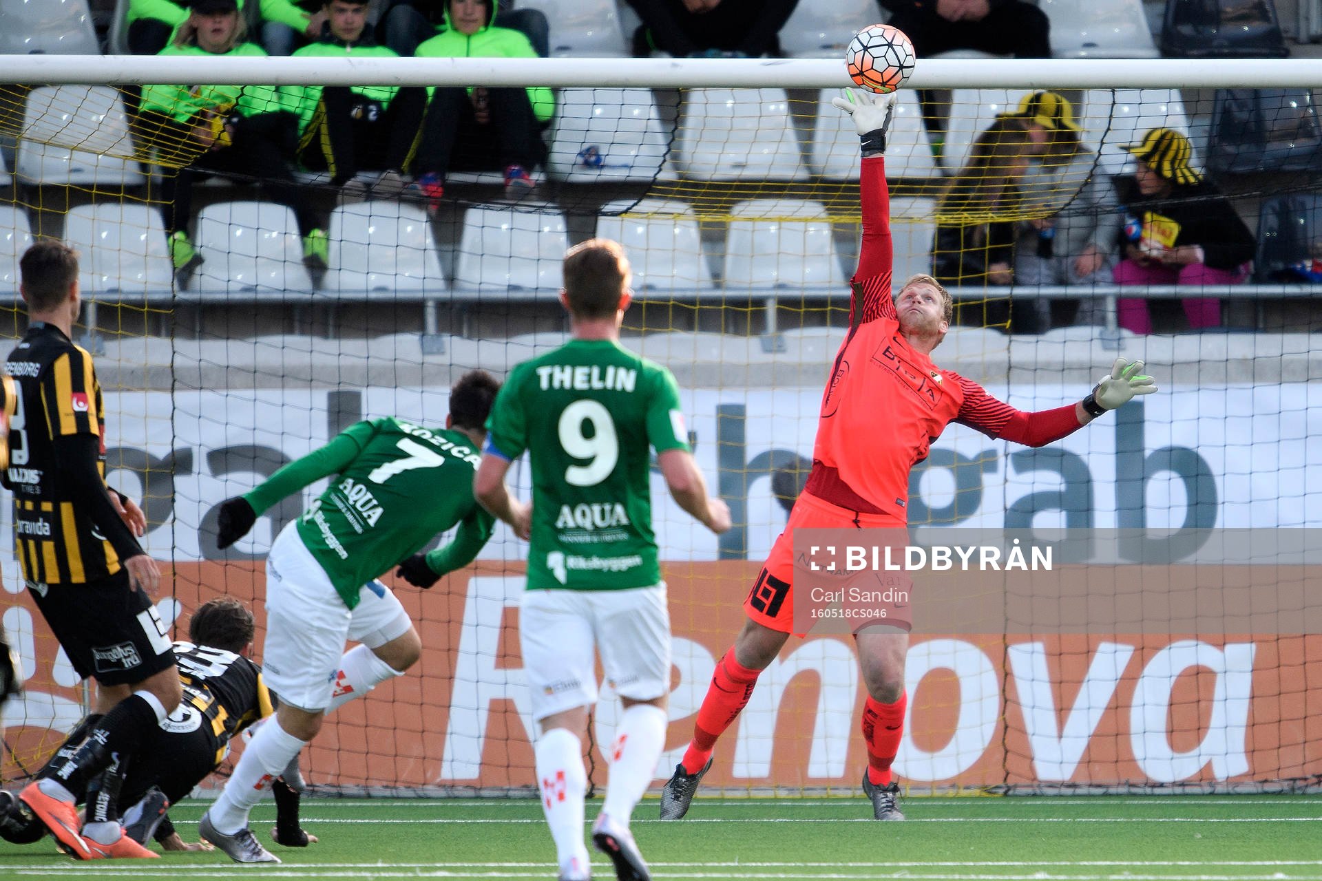 Häckens målvakt Peter Abrahamsson sträcker sig
