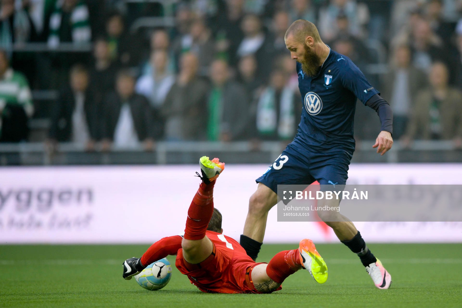 Malmö FFs Jo Inge Berget och Hammarbys målvakt Ögmundur
