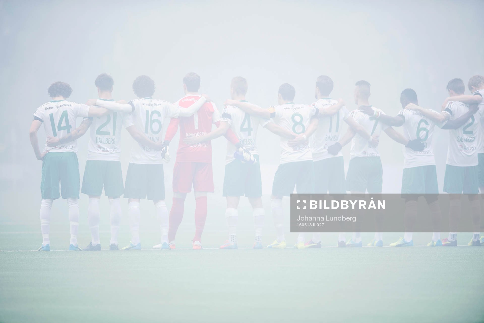 Hammarbys spelare deltar i en tyst minut