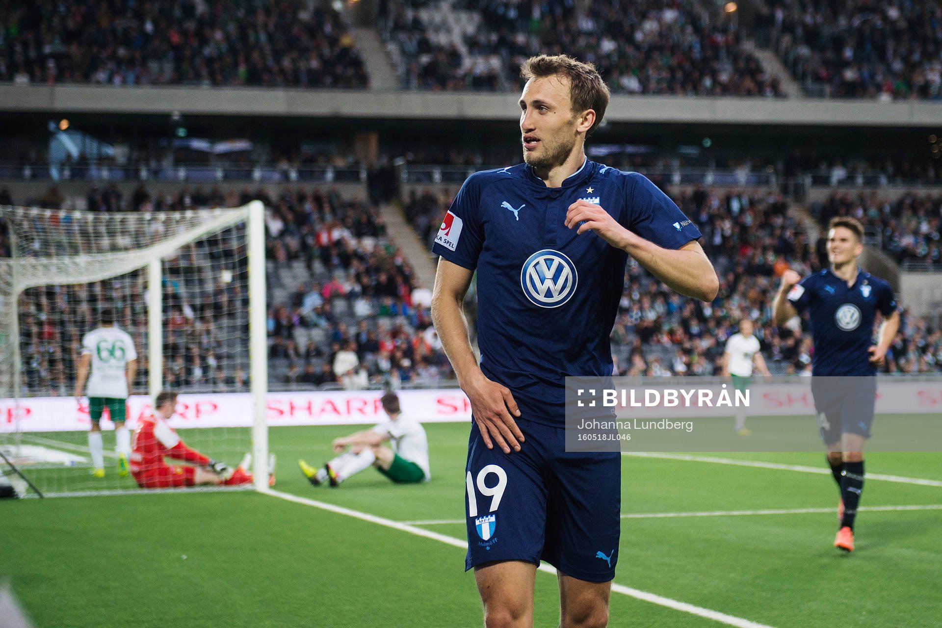 Malmö FFs Magnus Wolff Eikrem tar sig för ljumsken