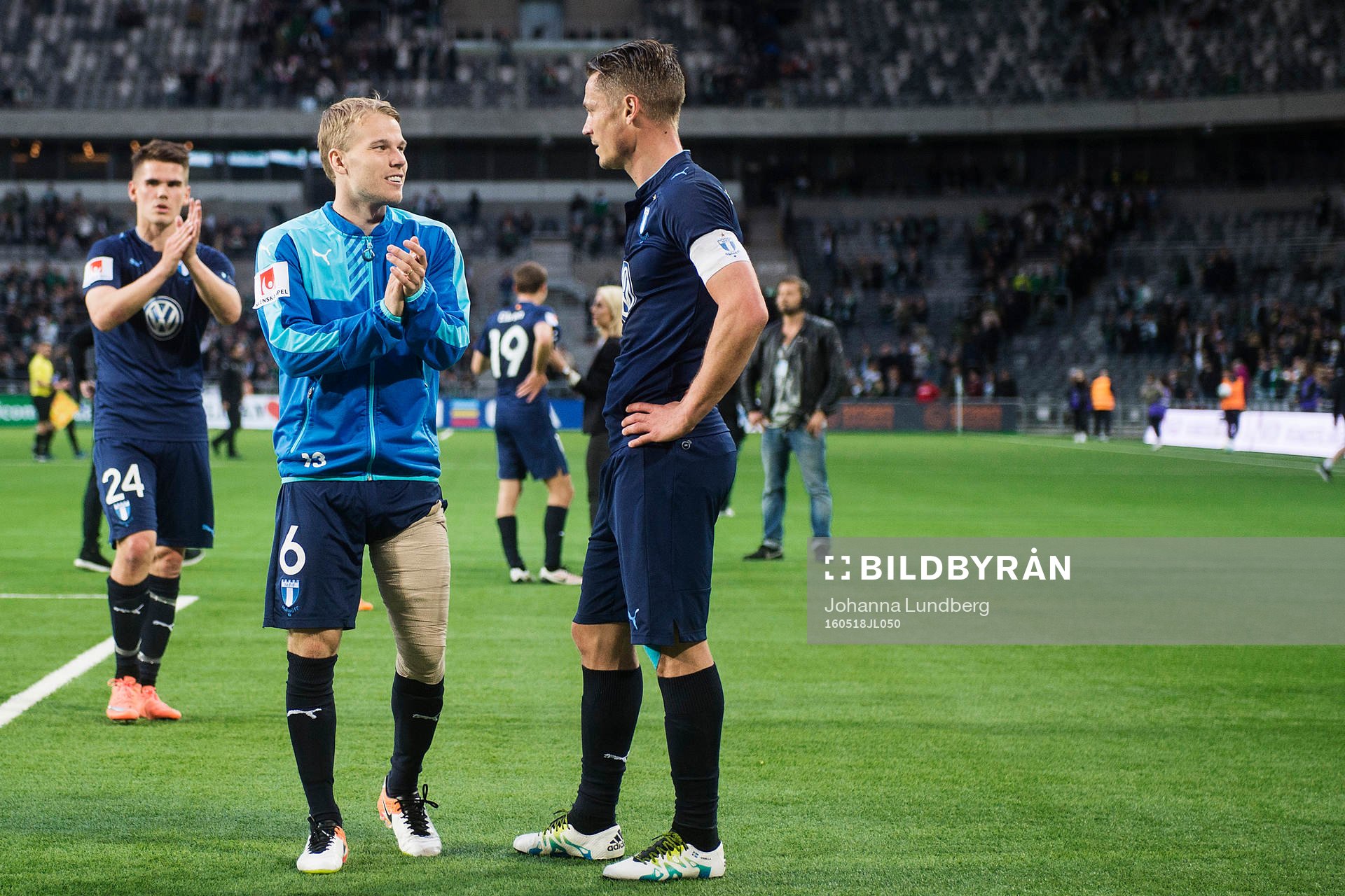 Malmö FFs Oscar Lewicki med lindat ben pratar med Markus